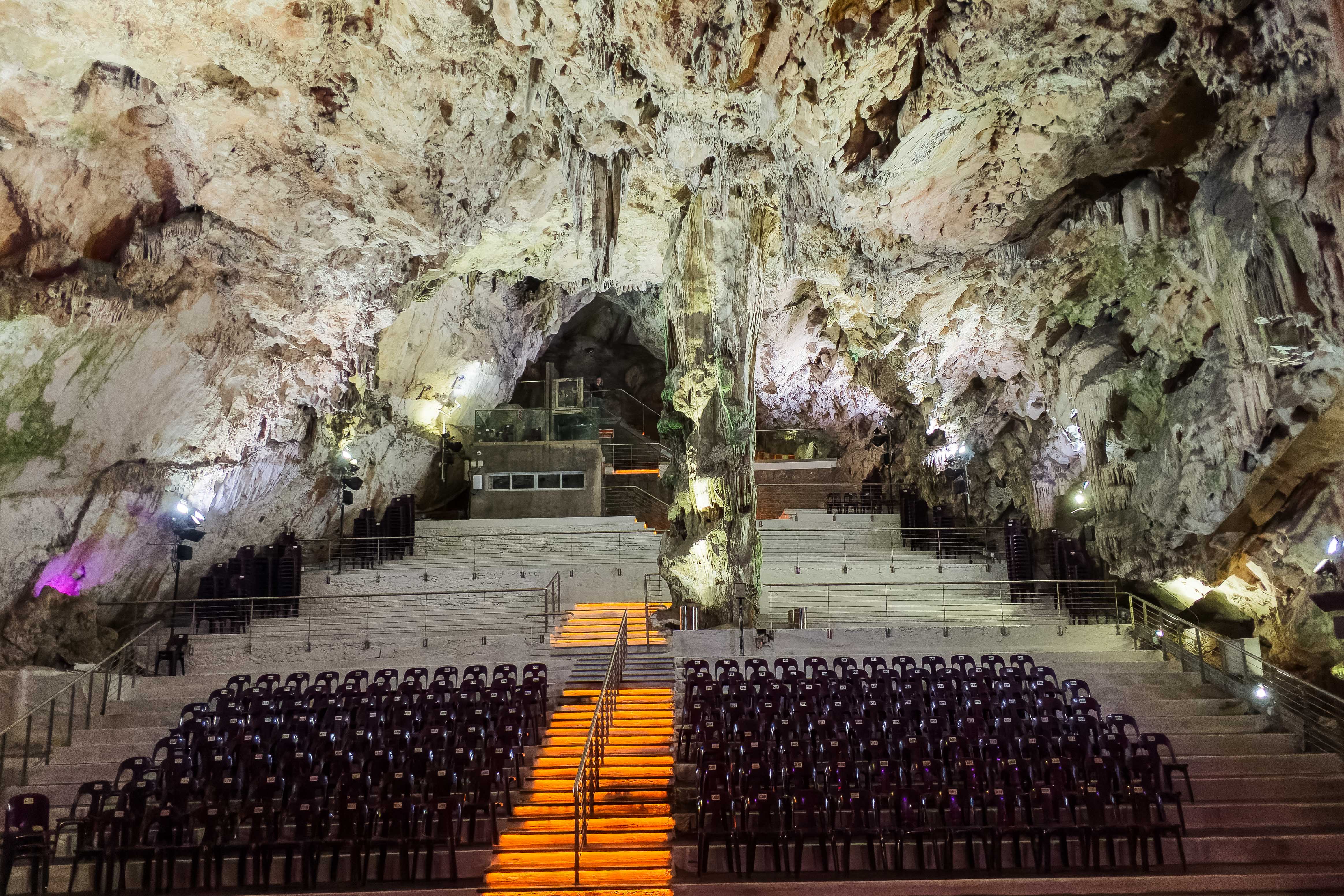 El espectacular teatro instalado en una enorme cuevas del interior de la montaña.    MANU GARCÍA