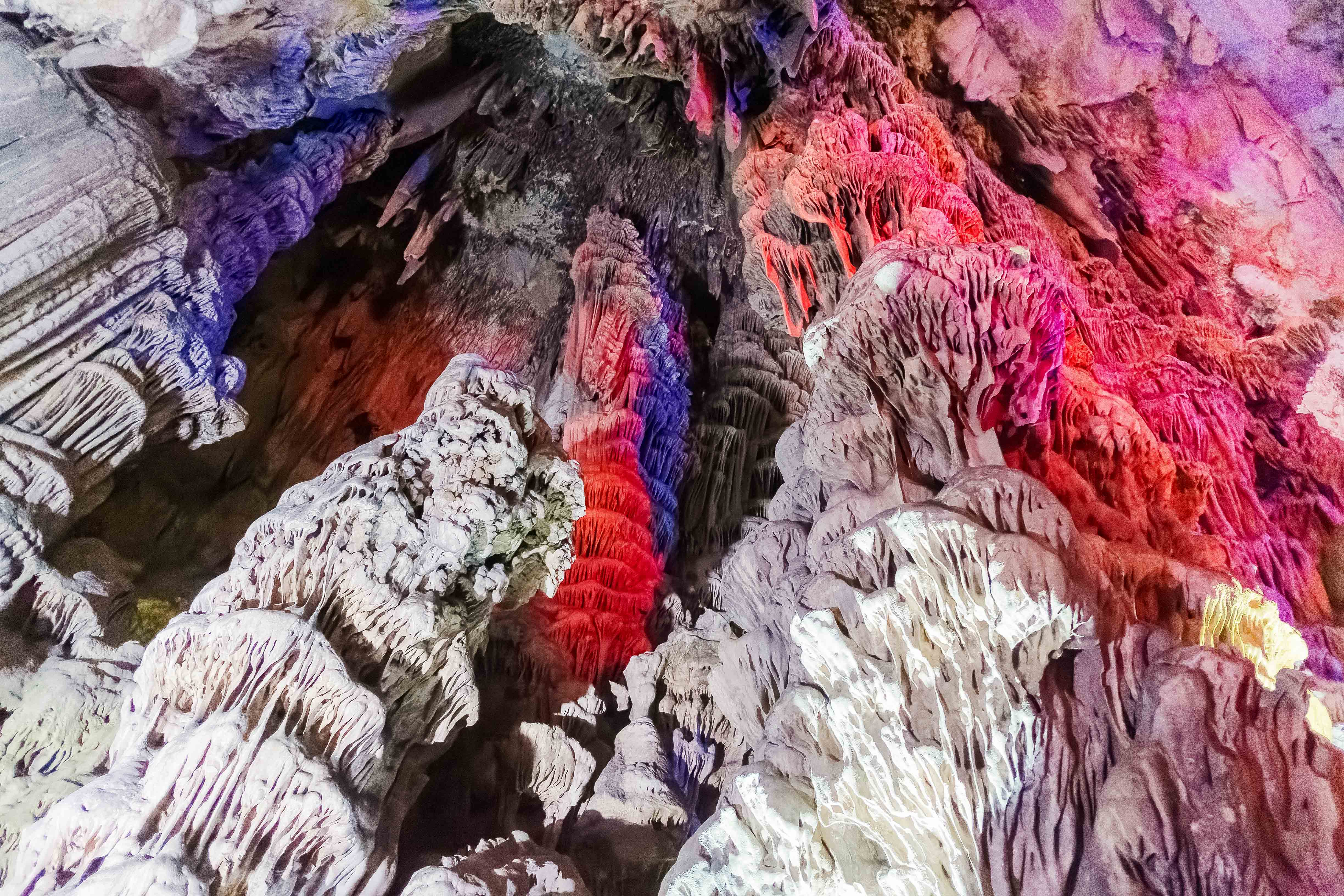 Interior de la espectacular cueva por la que se puede pasear por el Peñón.    MANU GARCÍA