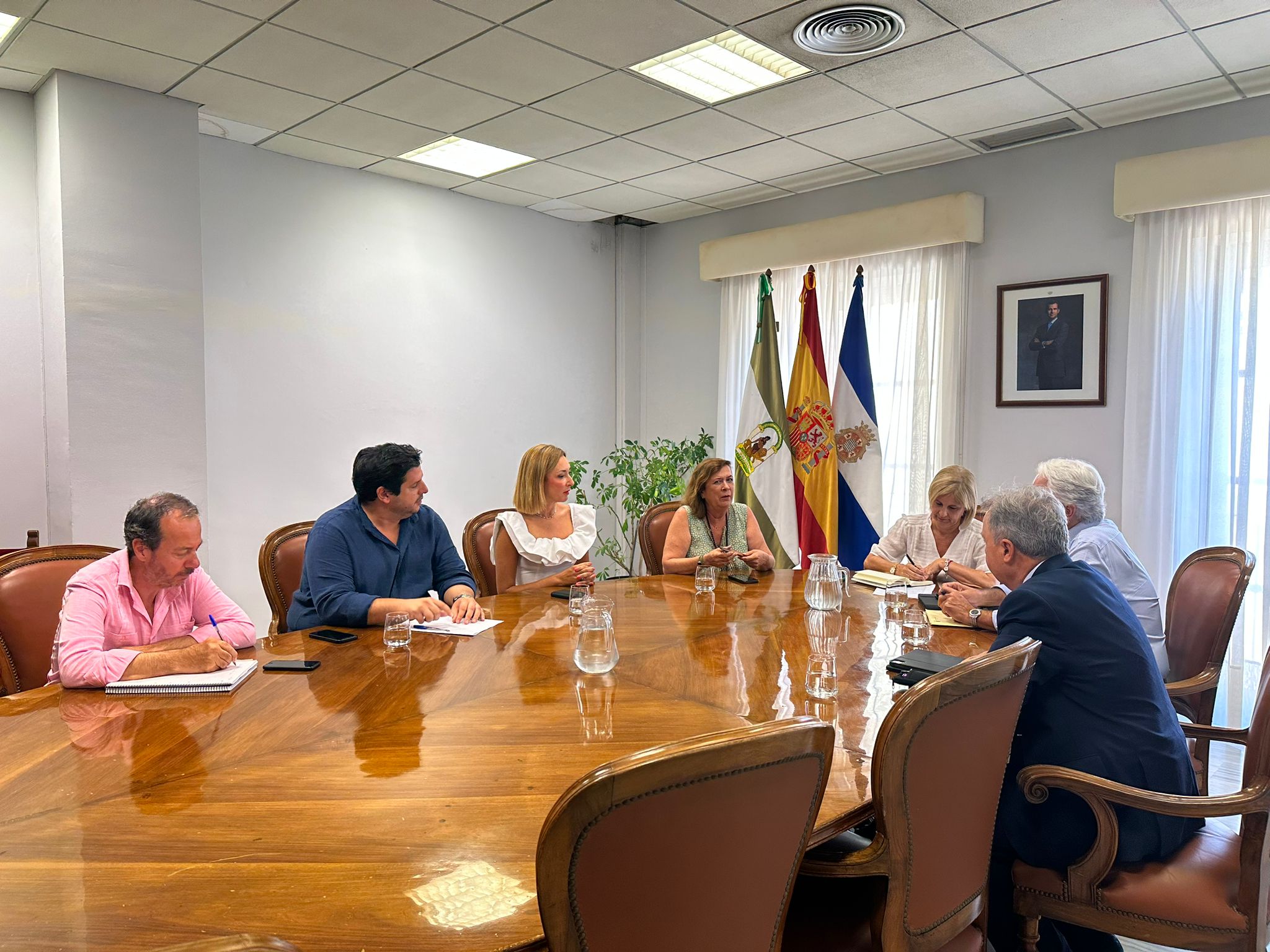 Pelayo, alcaldesa de Jerez, en reunión con la Junta de Andalucía para abordar el tema de Sementales