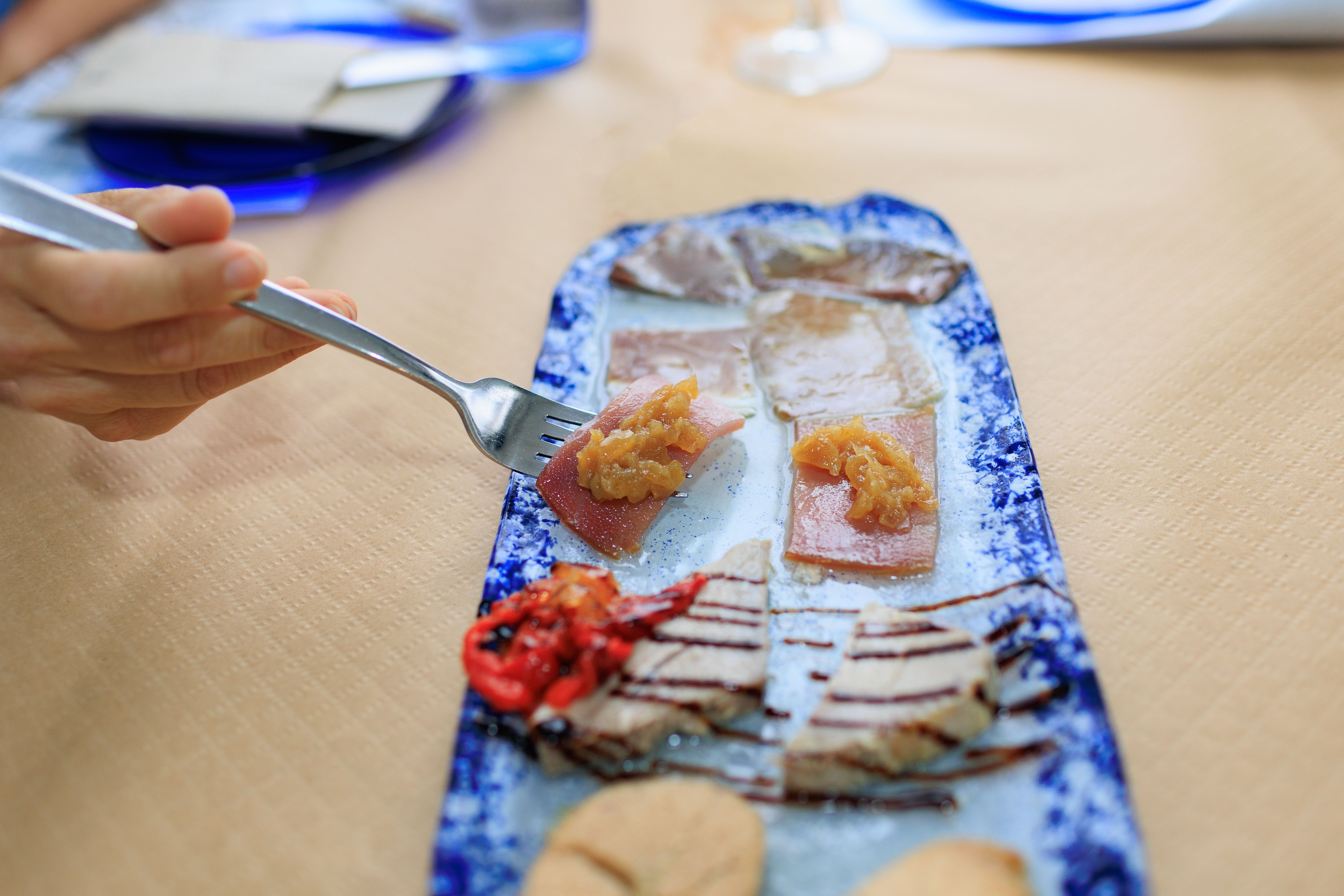 Plato con diferentes partes del atún de La Peña El Atún, restaurante recomendado por la ganadora de Masterchef.