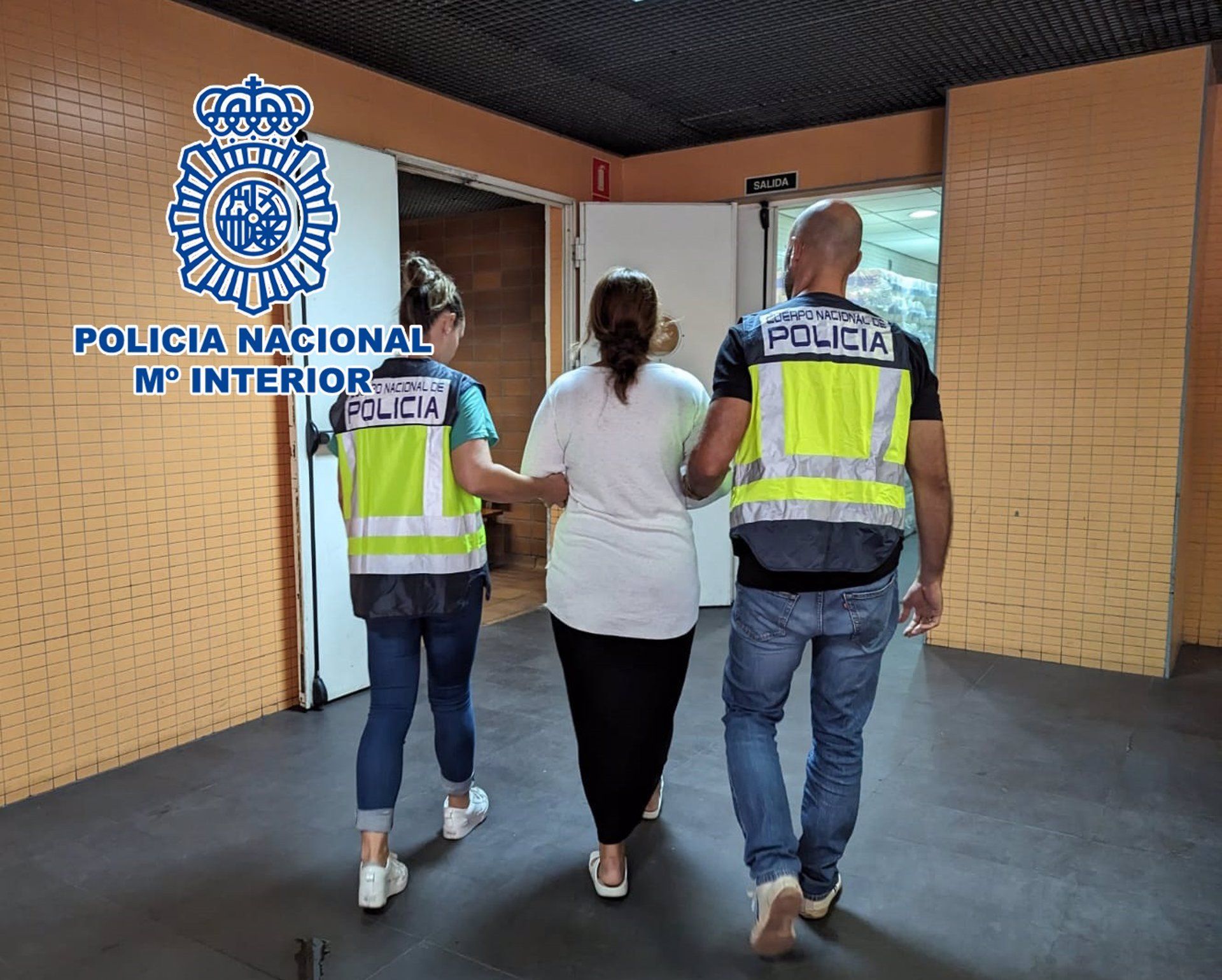 La Policía Nacional detiene a una mujer acusada de cometer hurtos amorosos y robos con violencia en Alicante.