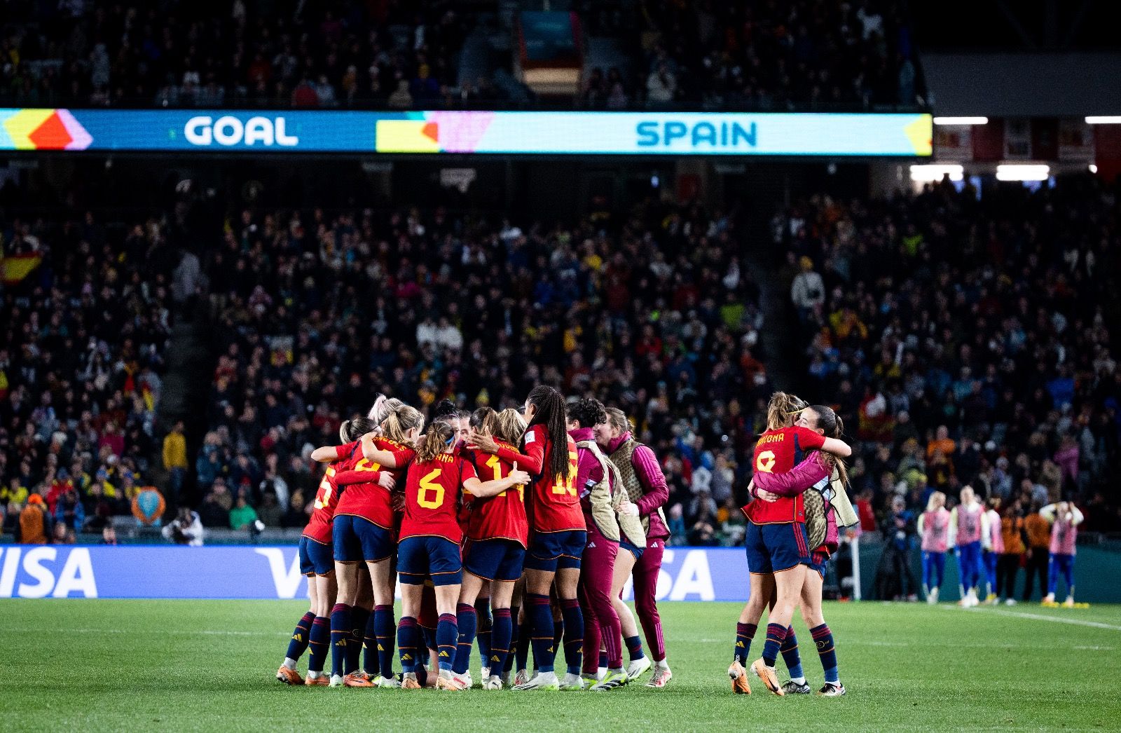 La selección española, con Jenni Hermoso, celebra el gol de Olga Carmona que lleva al equipo a la final del Mundial.