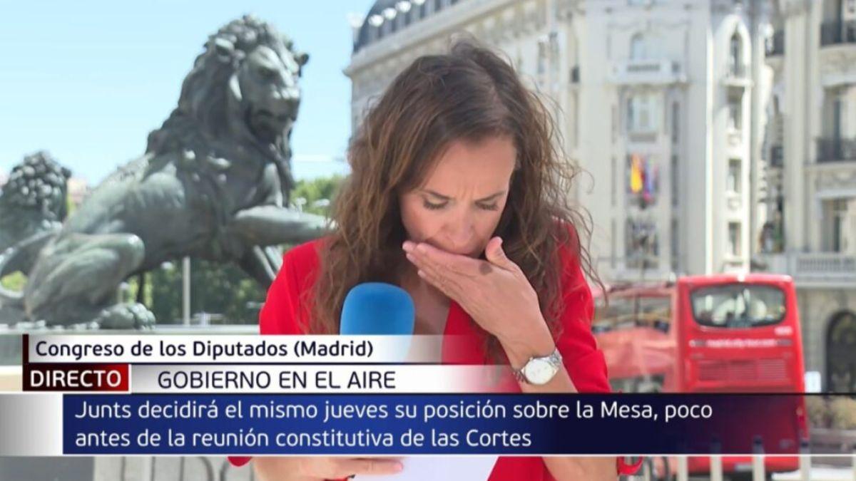 Una reportera de 'Informativos Telecinco' se ve obligada a escupir una mosca en pleno directo. TWITTER