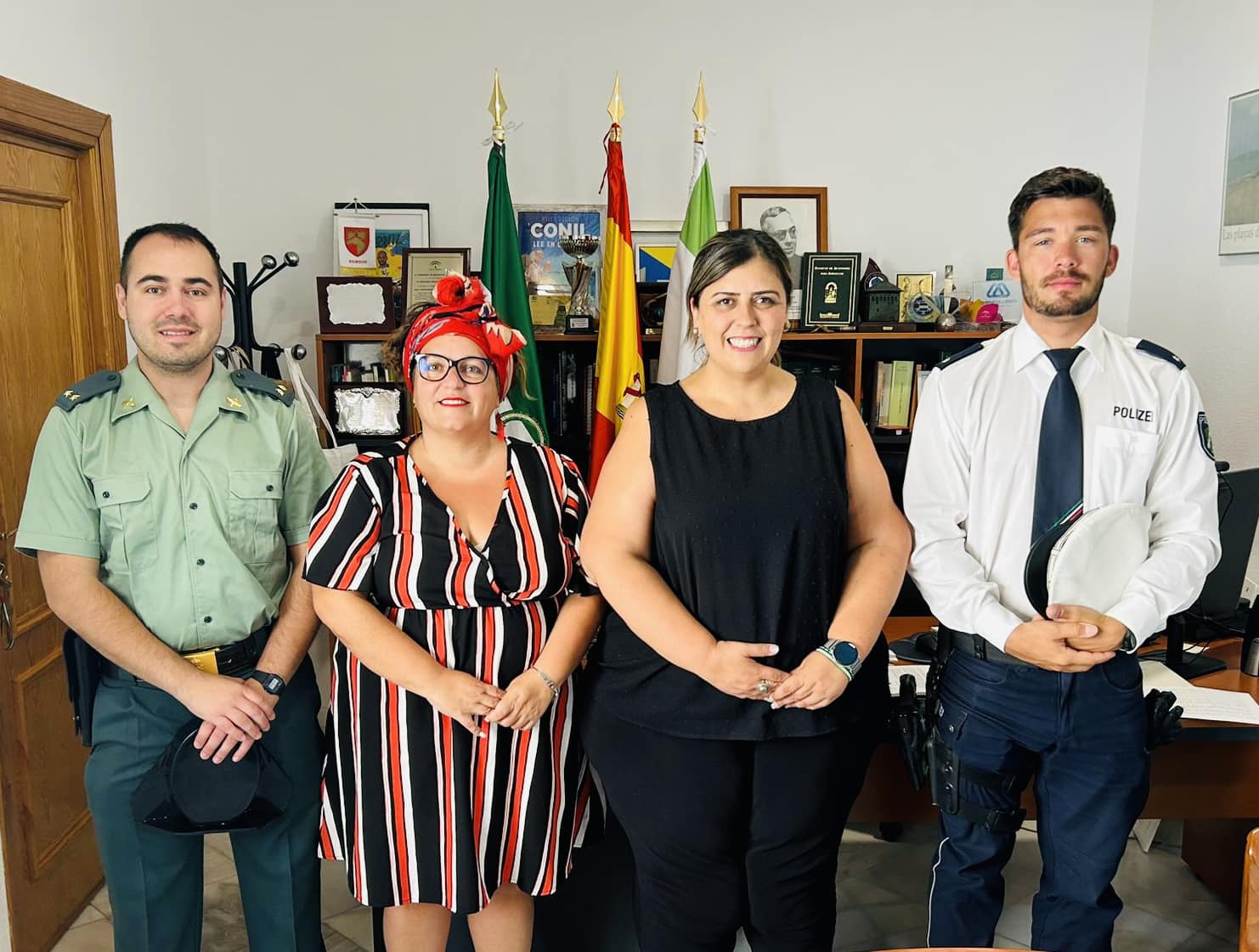 Un agente alemán colabora con la Policía Local de Conil.