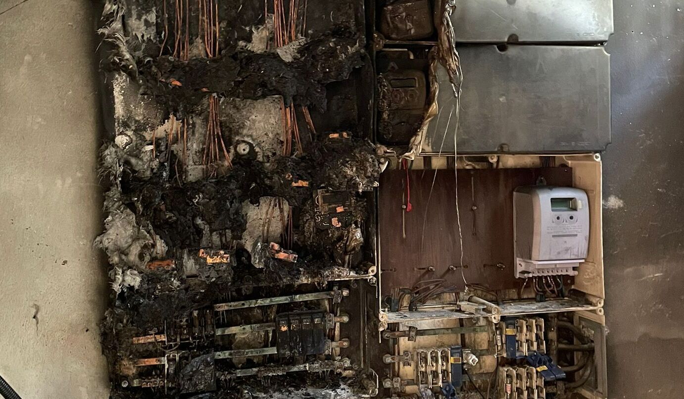 Estado en que quedaron los contadores tras el incendio del bloque que lleva cuatro días sin luz en Jerez.