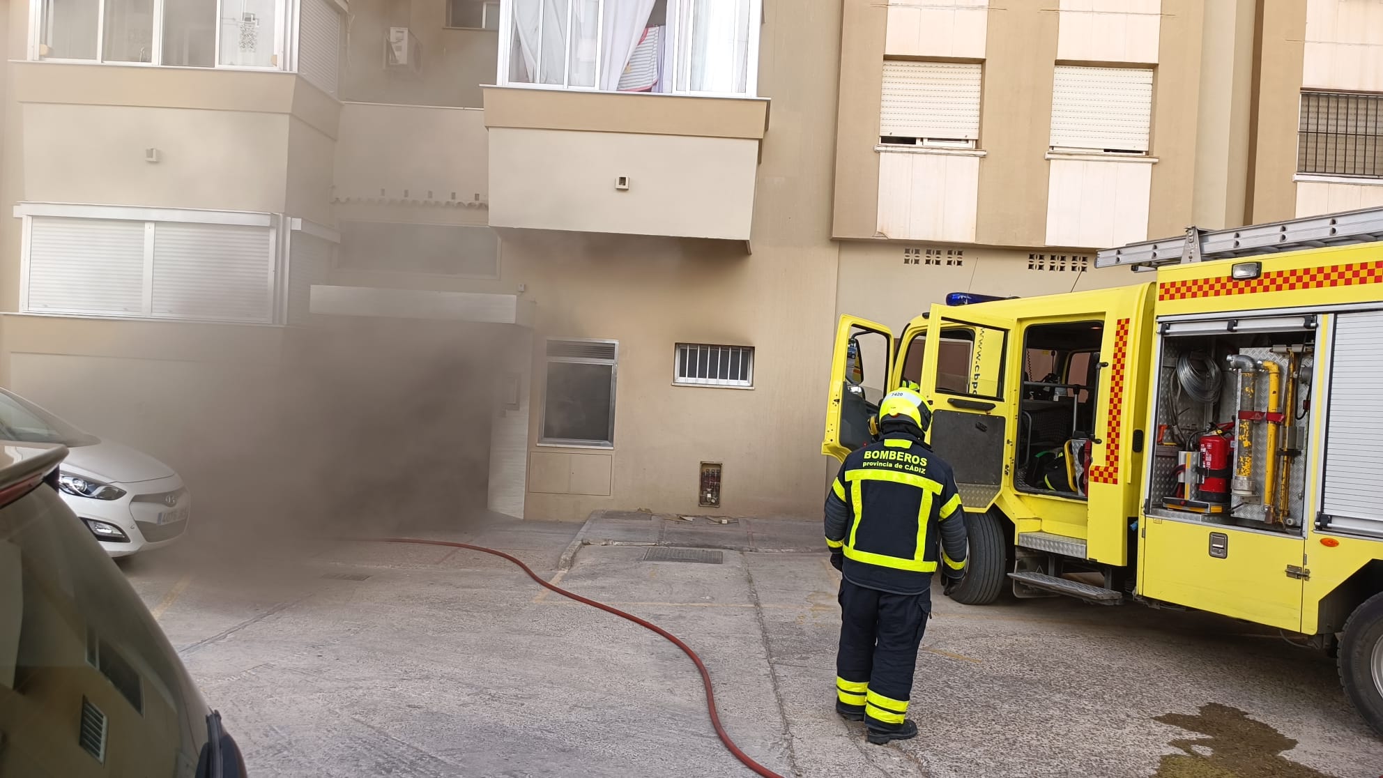 La actuación de los bomberos en el edificio en Jerez.