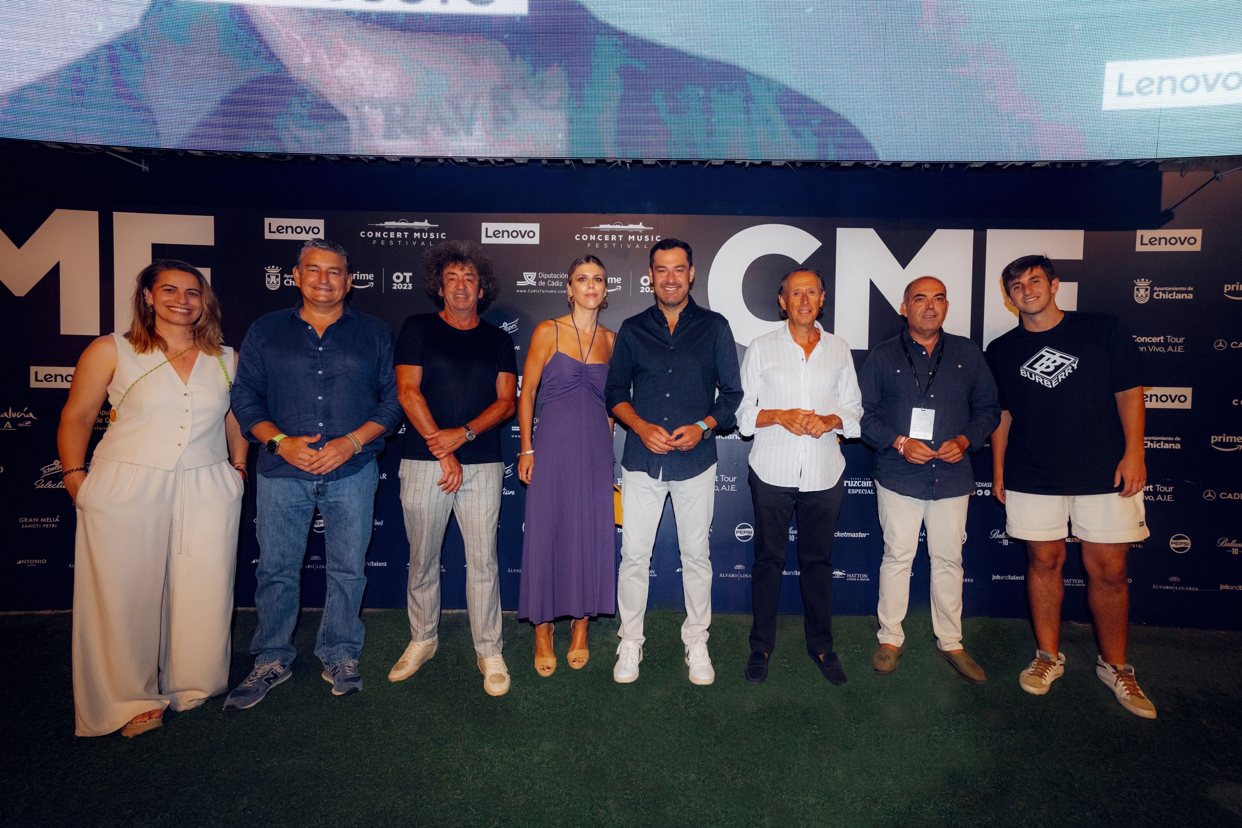 Moreno Bonilla, con miembros del festival, y junto al alcalde de Chiclana, José María Román, en el Concert Music Festival.