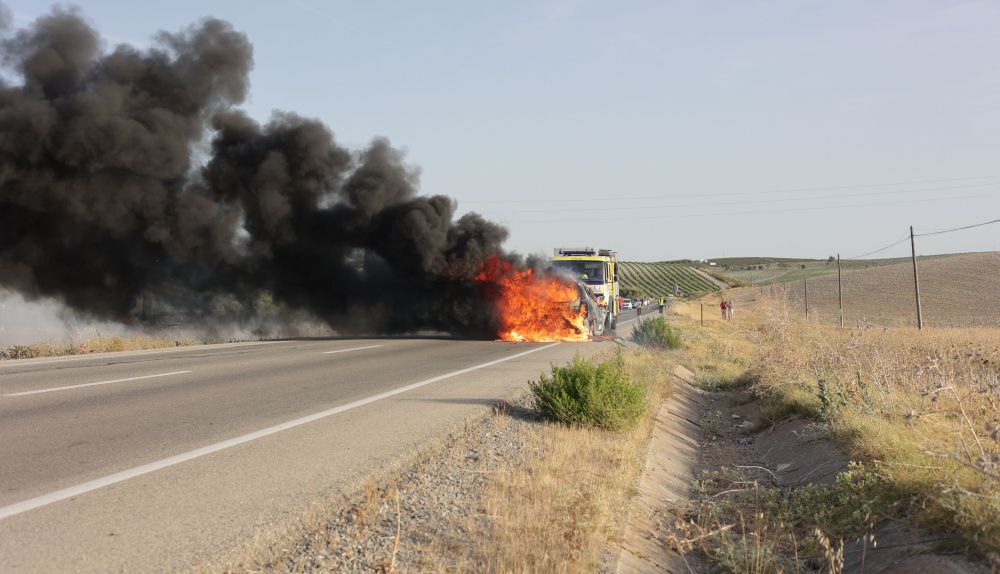 Incendio coche carretera Jerez Trebujena