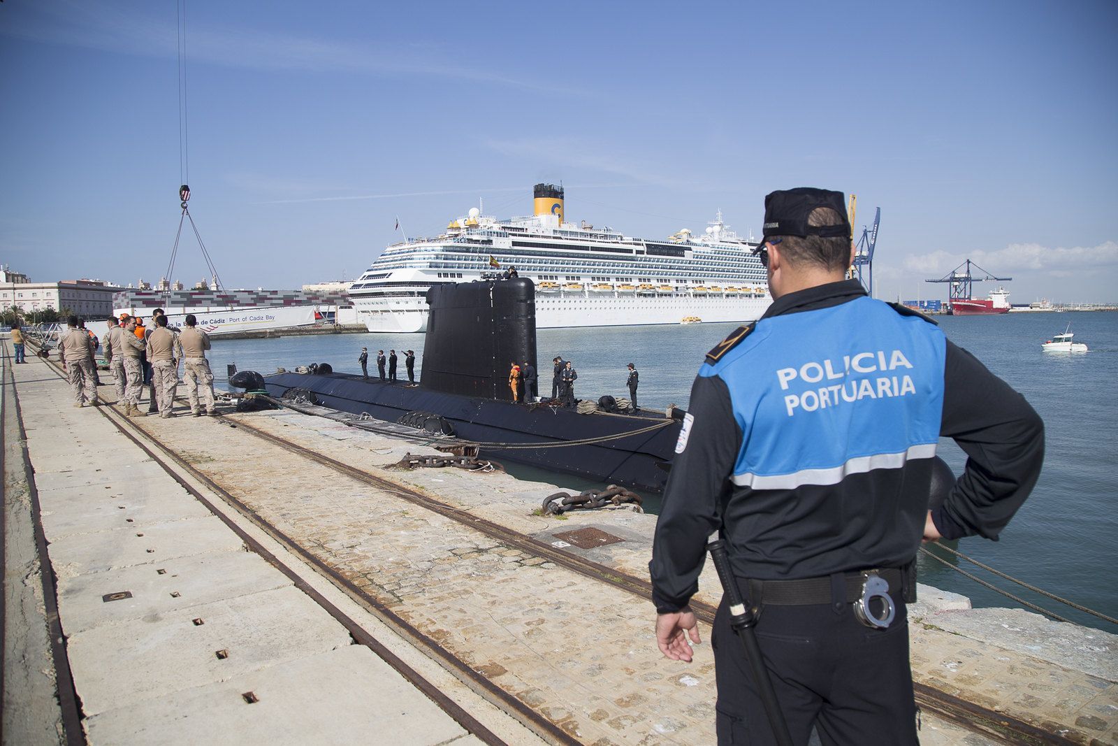 Un agente de la Policía Portuaria en el Puerto de Cádiz.