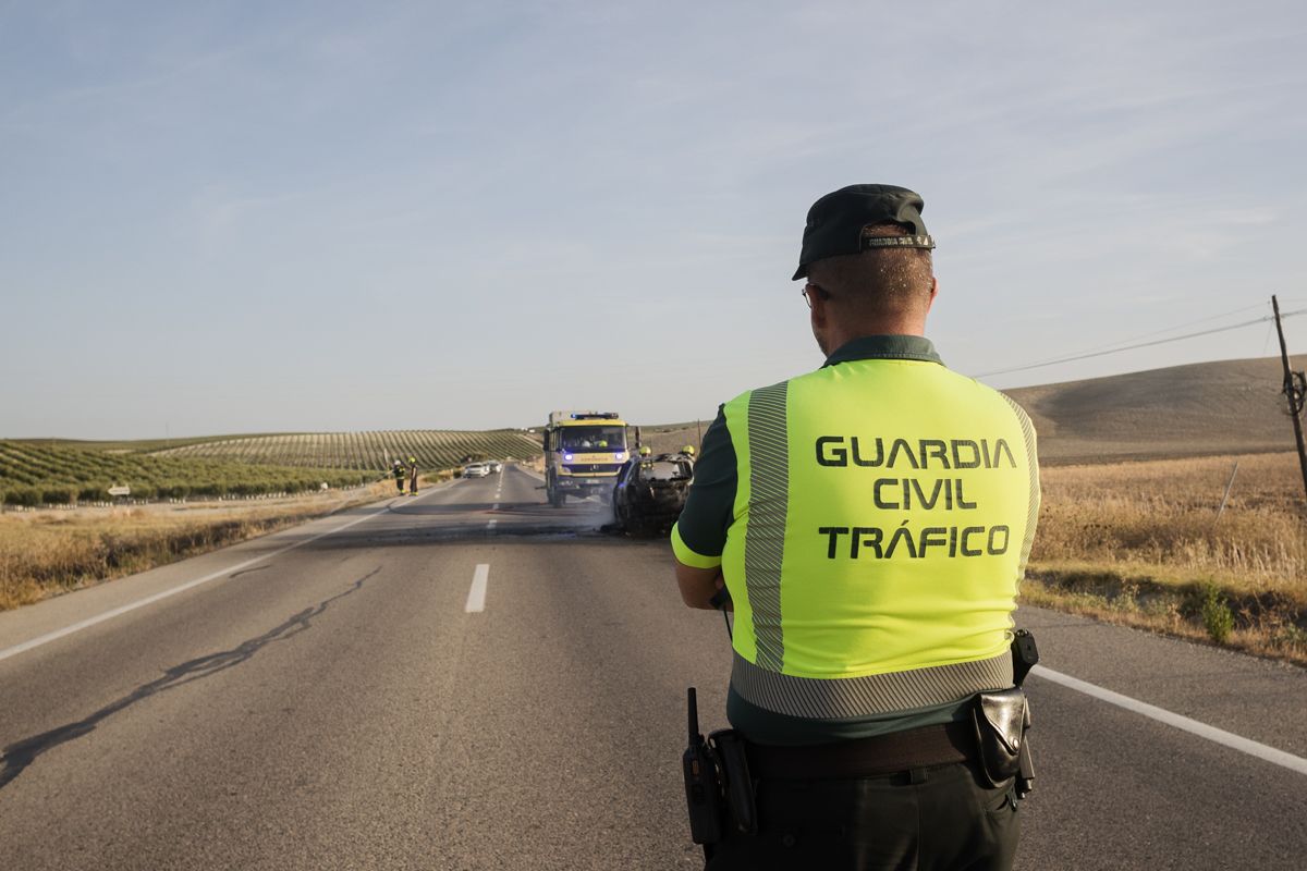 Imagen de archivo de un agente de la Guardia Civil tras un accidente. Una niña de cuatro años ha muerto tras ser atropellada.
