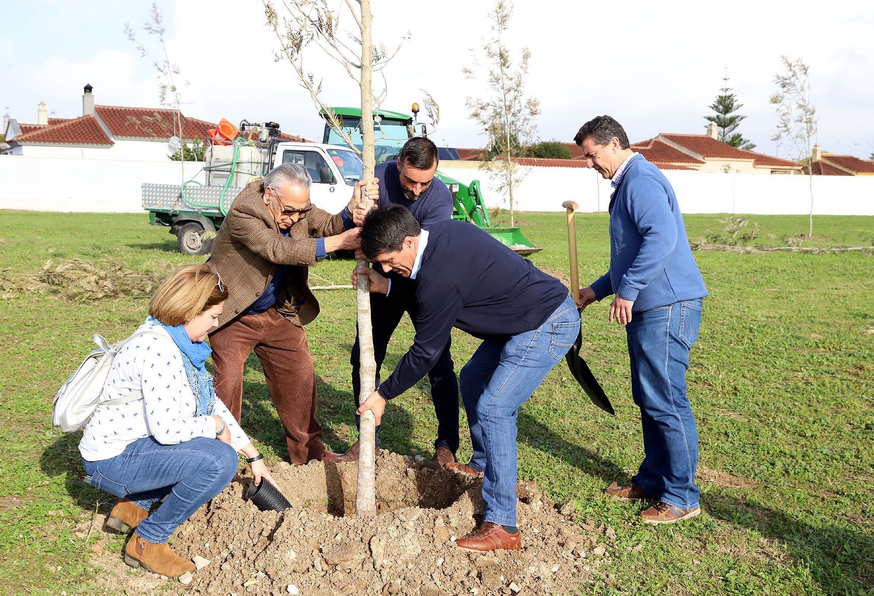 Acto de plantación de los nuevos árboles en la zona verde de La Laguna de Torrox.