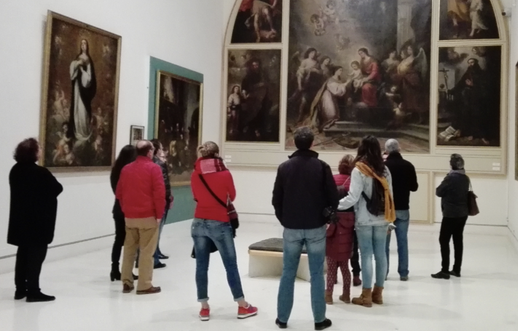 Los coches de bebés que estén ocupados sí podrán entrar en los museos. En la imagen, visitantes en el Museo Provincial. 