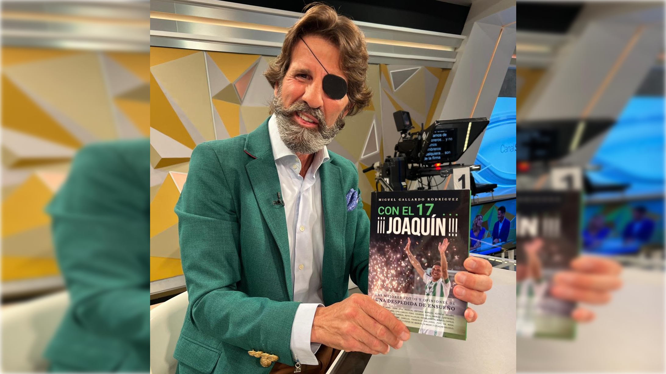 Padilla con el Libro de homenaje a Joaquín.  