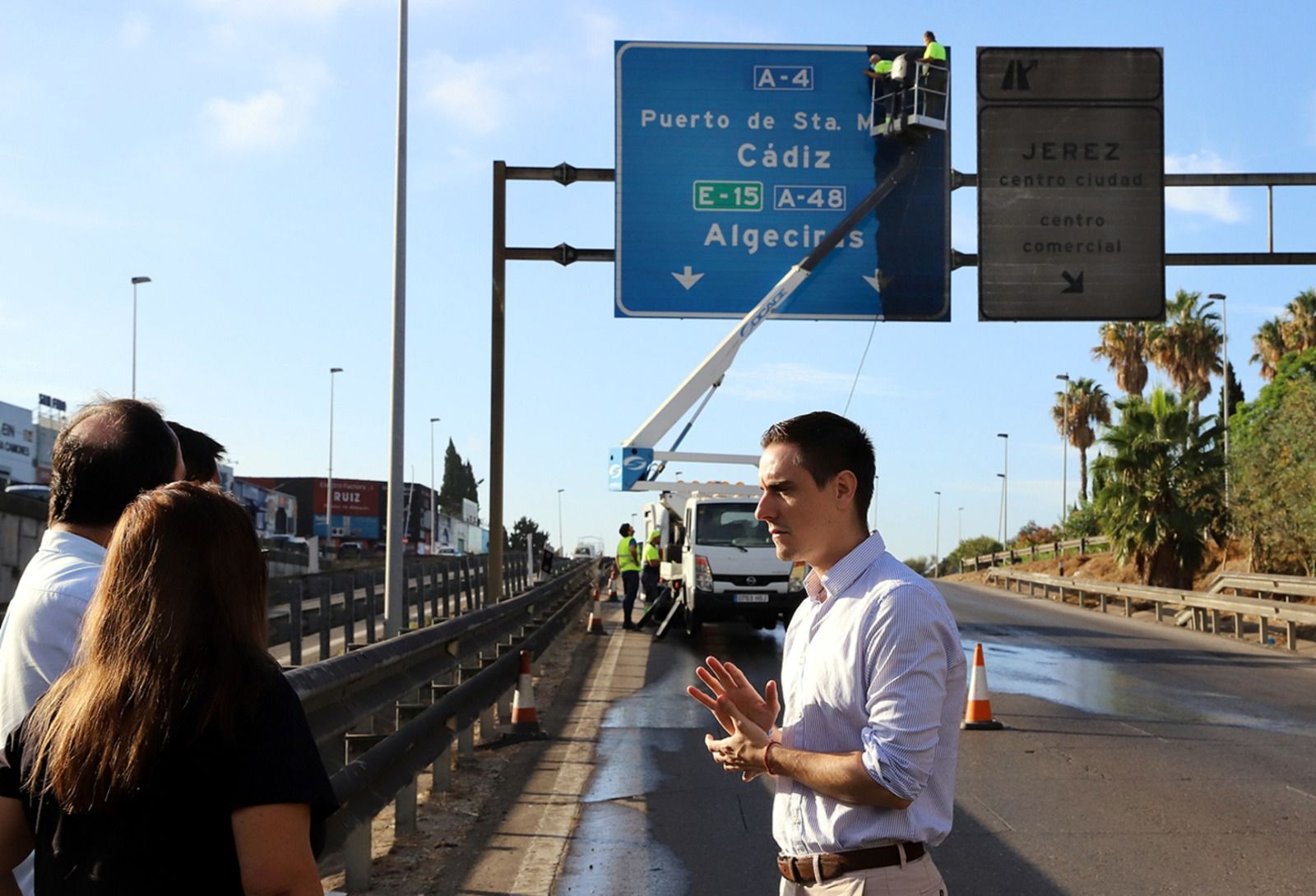 El delegado, Jaime Espinar, supervisando los trabajos. 