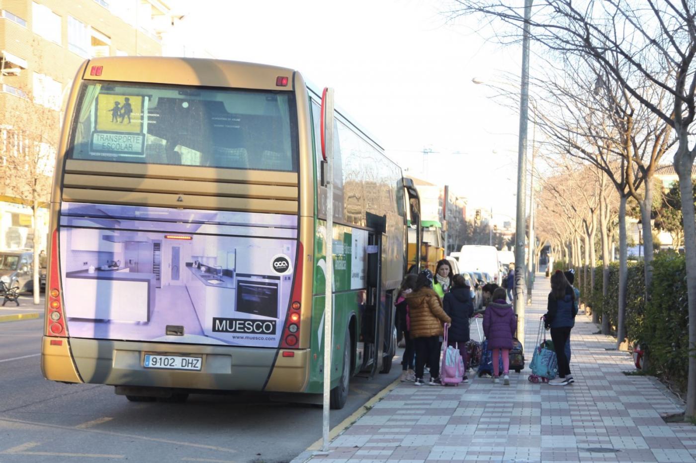 Niños subiendo a un autobús escolar en una imagen de archivo.