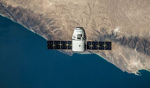 Una recreación del nanosatélite, en la costa.