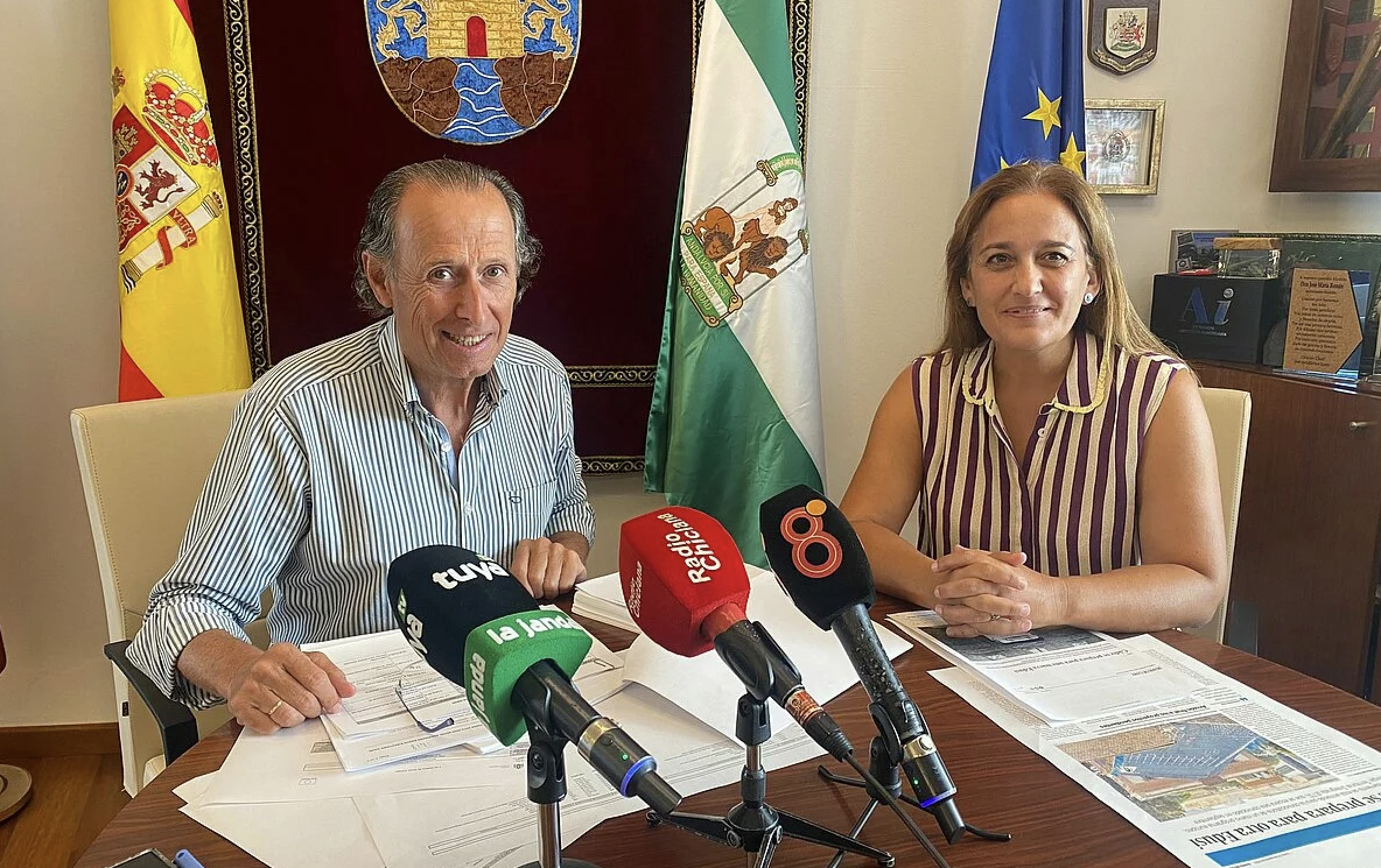 El alcalde del municipio, José María Román, y la delegada municipal de la Agenda Urbana 2030, Ana González. 
