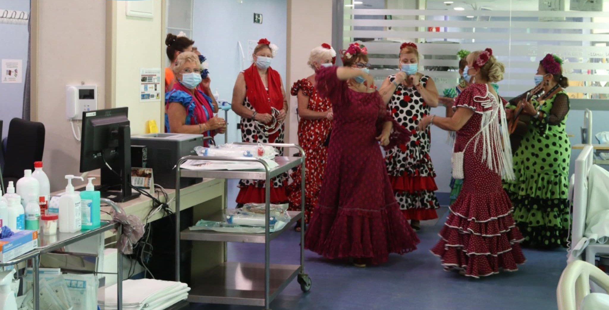 Pacientes del Hospital Regional Universitario de Málaga disfrutando de la Feria.