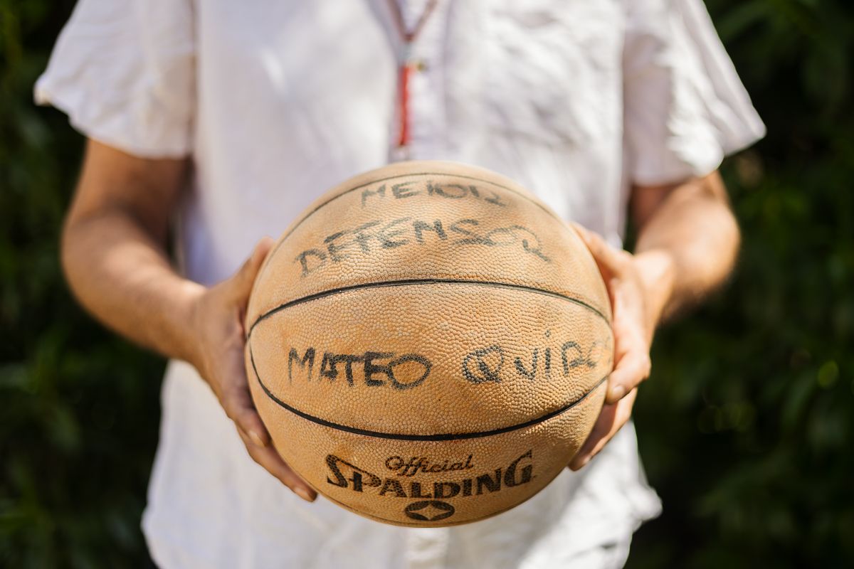 Mateo Quirós muestra uno de los balones con los que entrenaba. CANDELA NÚÑEZ