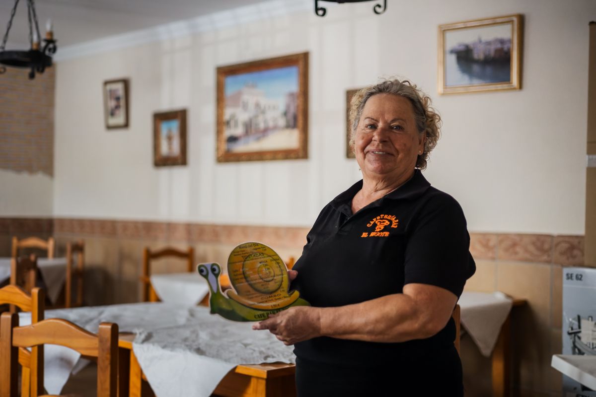 Pilar Puyana Ruiz, con el símbolo de una de sus especialidades: los caracoles.