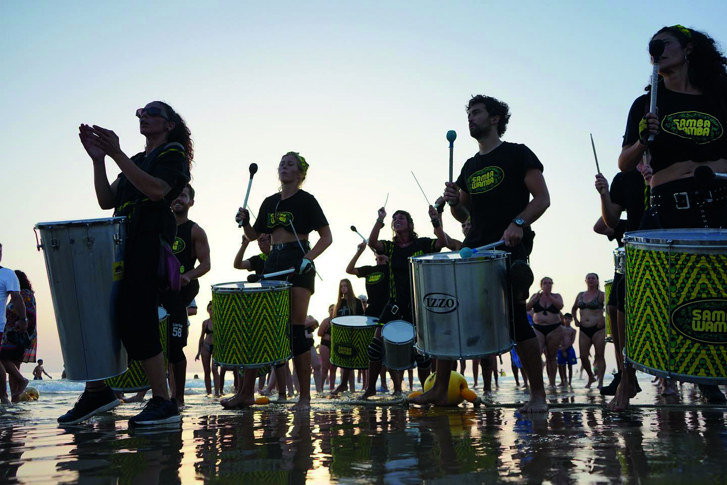 Batucada en la playa al atardecer