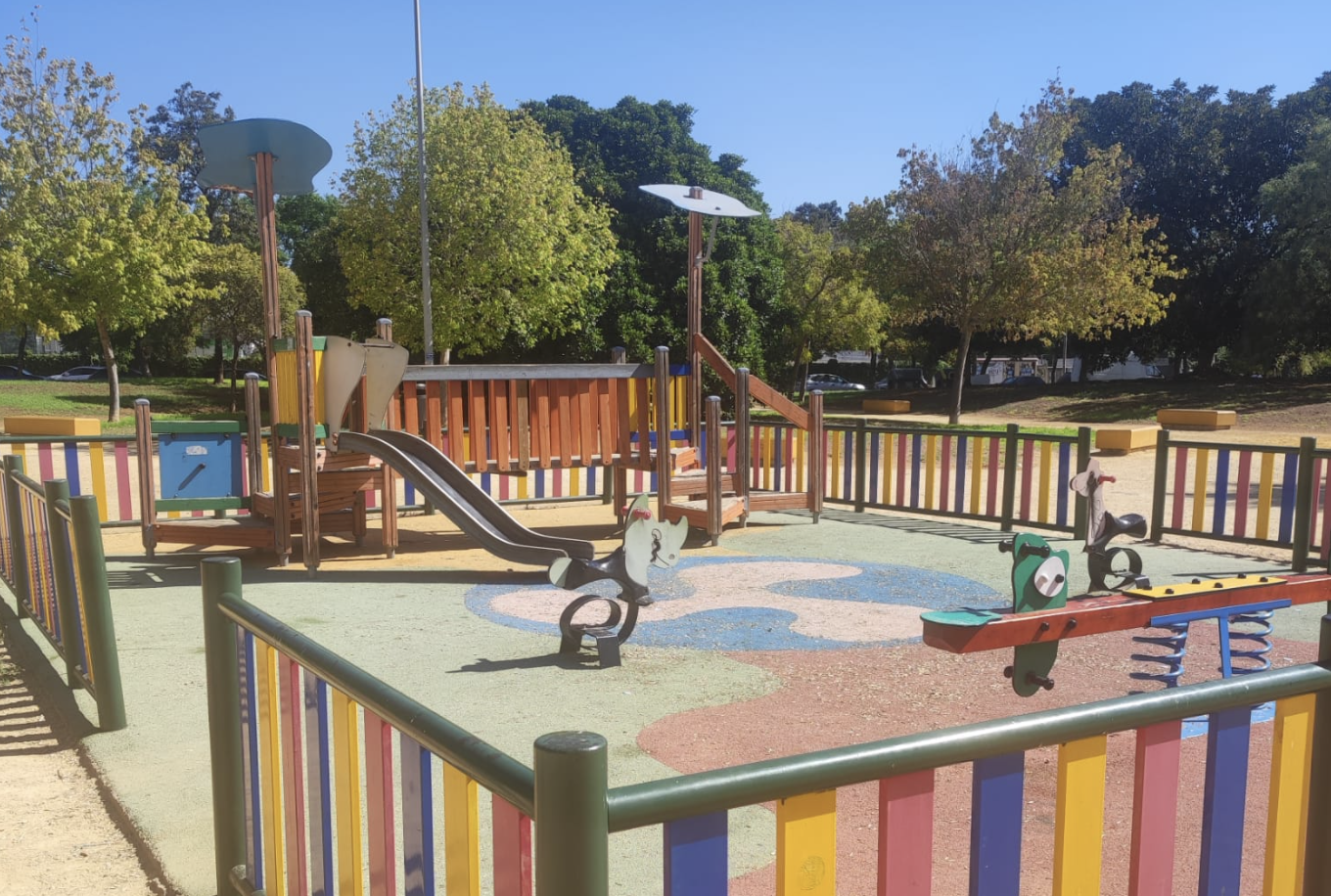 Quejas vecinales en Chapín: parques infantiles a pleno sol y regados de suciedad.
