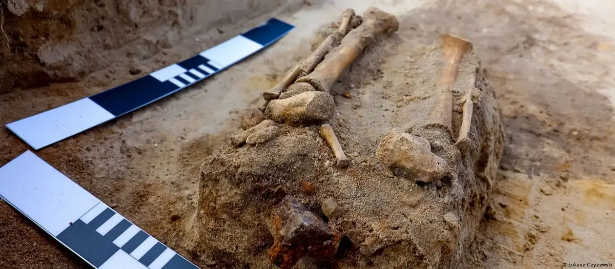 Restos del pequeño 'vampiro' con el detalle del pie amarrado con un candado.  