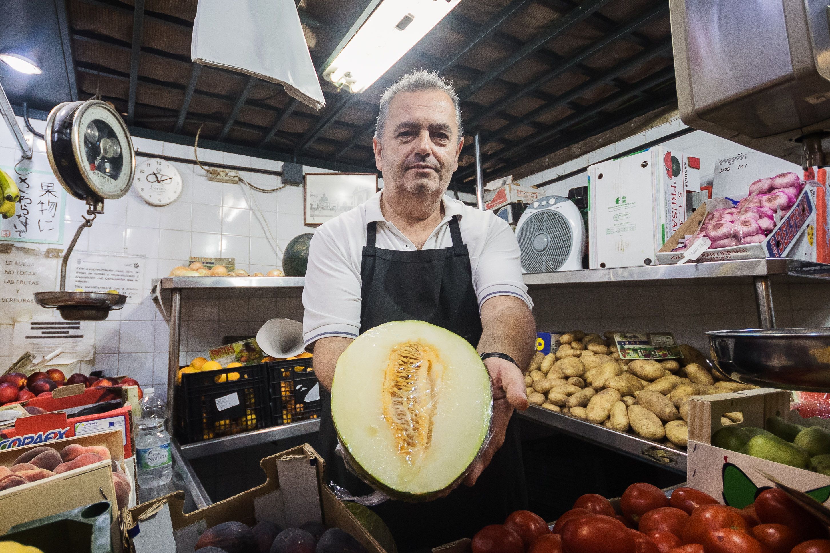 Paco, vendedor de la plaza de Abastos de Jerez, sostiene un melón recién cortado