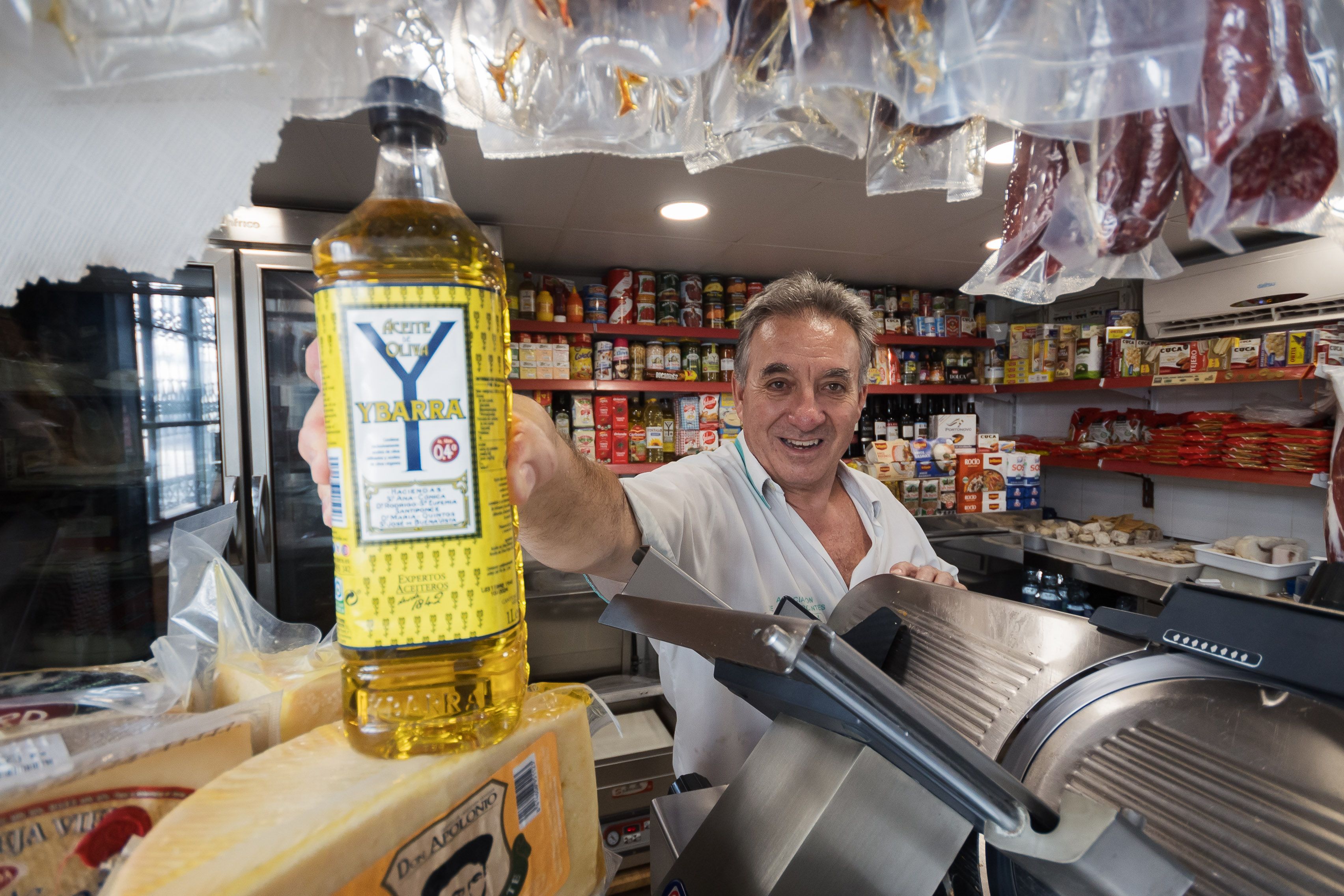 José María sostiene una botella de aceite de oliva, uno de los productos que más se han encarecido este año.
