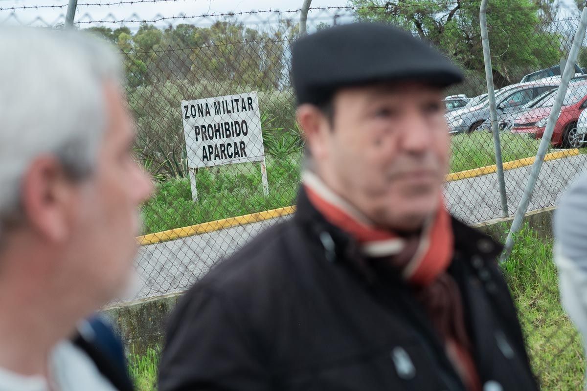 Un momento e la concentración a las puertas de Camposoto. FOTO MANU GARCÍA