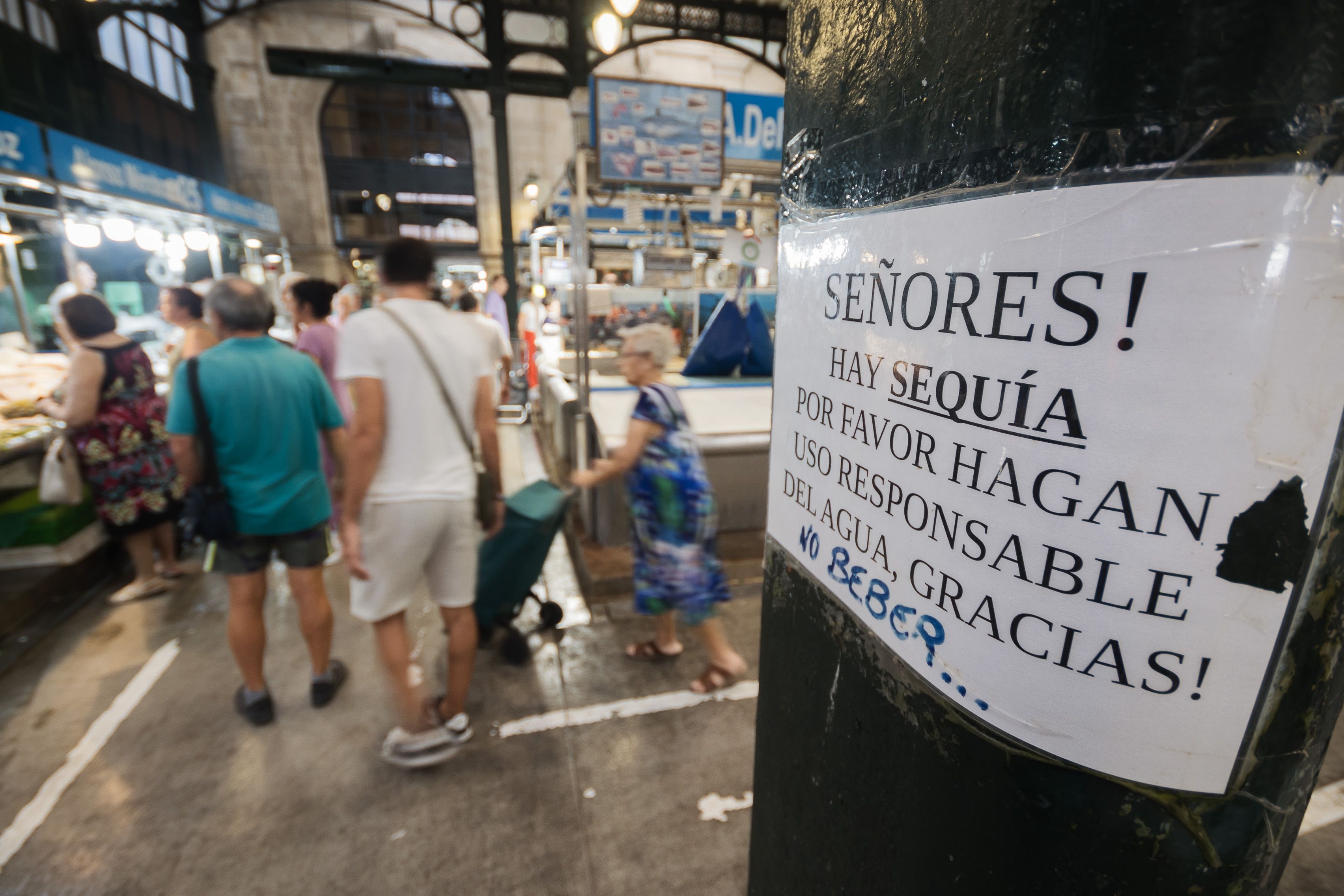 Un cartel en el mercado de Abastos de Jerez alerta sobre la situación de sequía.