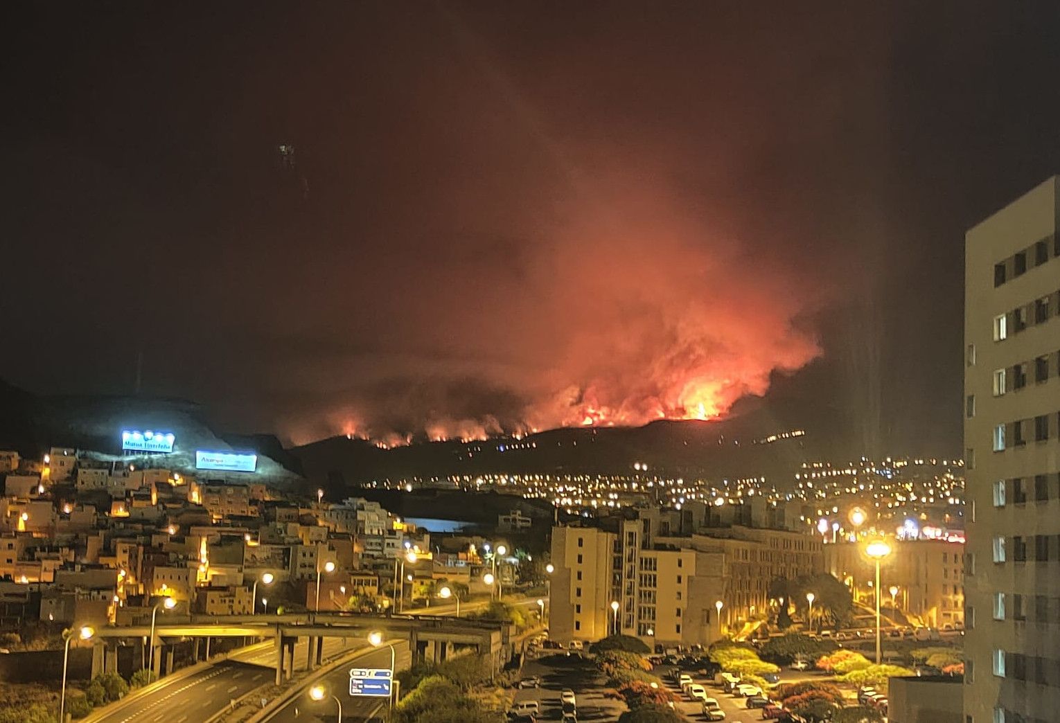 Imagen del incendio desde la novena planta del Hospital Nuestra Señora de la Candelaria, en Santa Cruz de Tenerife.  CEDIDA