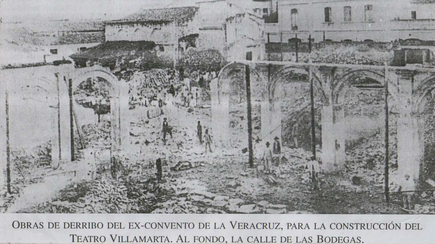 Antigua fotografía que recoge el derribo de la iglesia de la Vera Cruz.