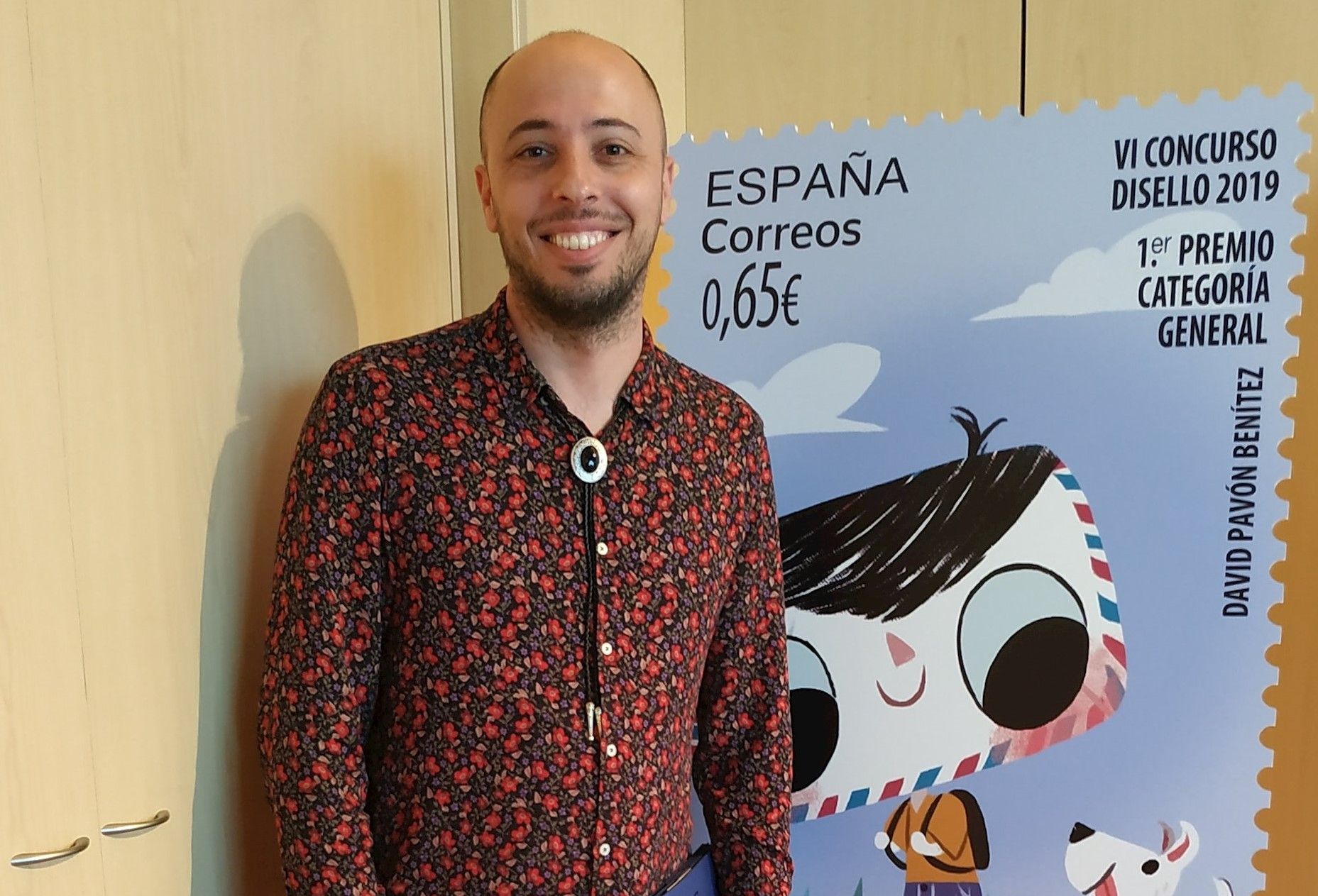 David Pavón, ganador del premio nacional de diseño de sellos de Correos.