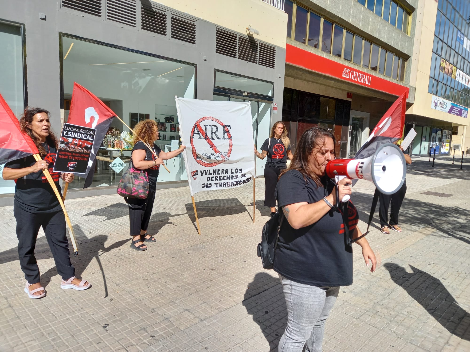 Varias peluqueras Aire by Looks afectadas en una de las protestas en Cádiz.  CNT