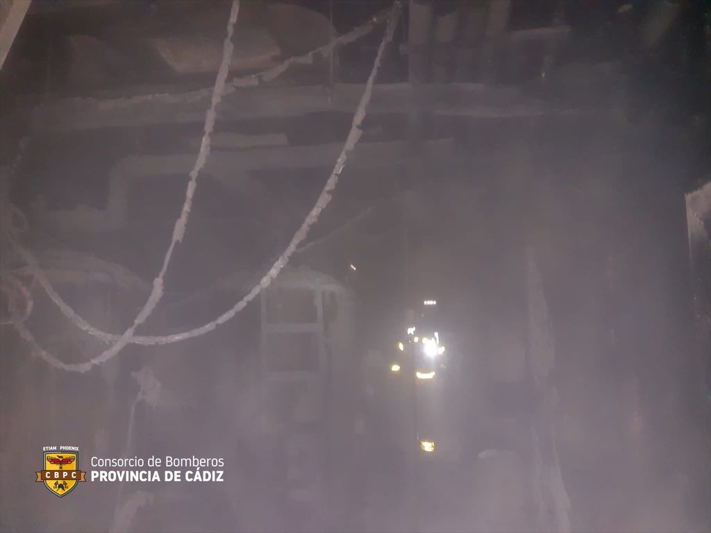 Incendio en un camping de la costa de Cádiz. Bomberos