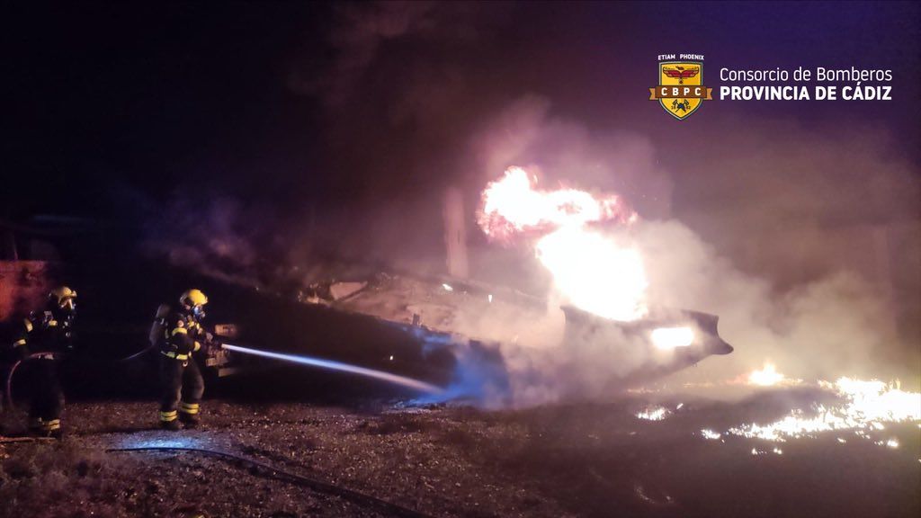 Los bomberos extinguen un incendio en un barco en Sanlúcar. Bomberos