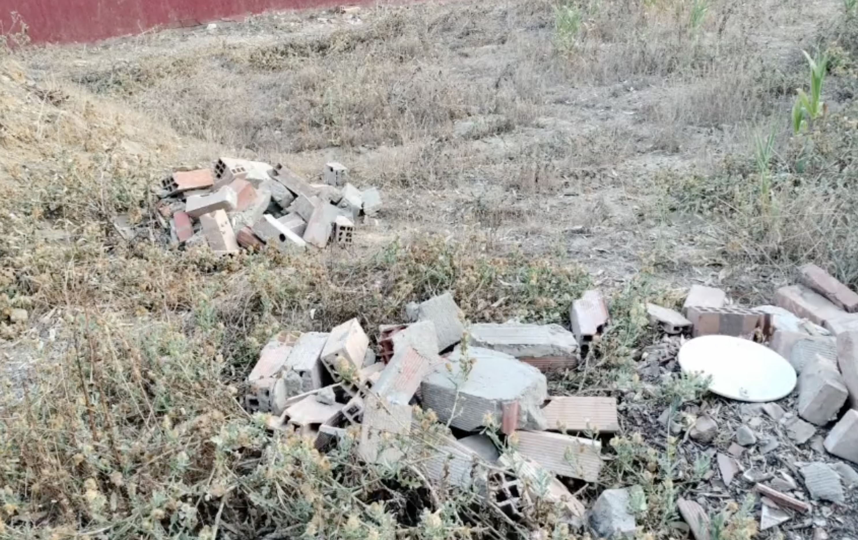 Escombros y basura junto a la ruinas del enclave arqueológico de Carteia en San Roque. 