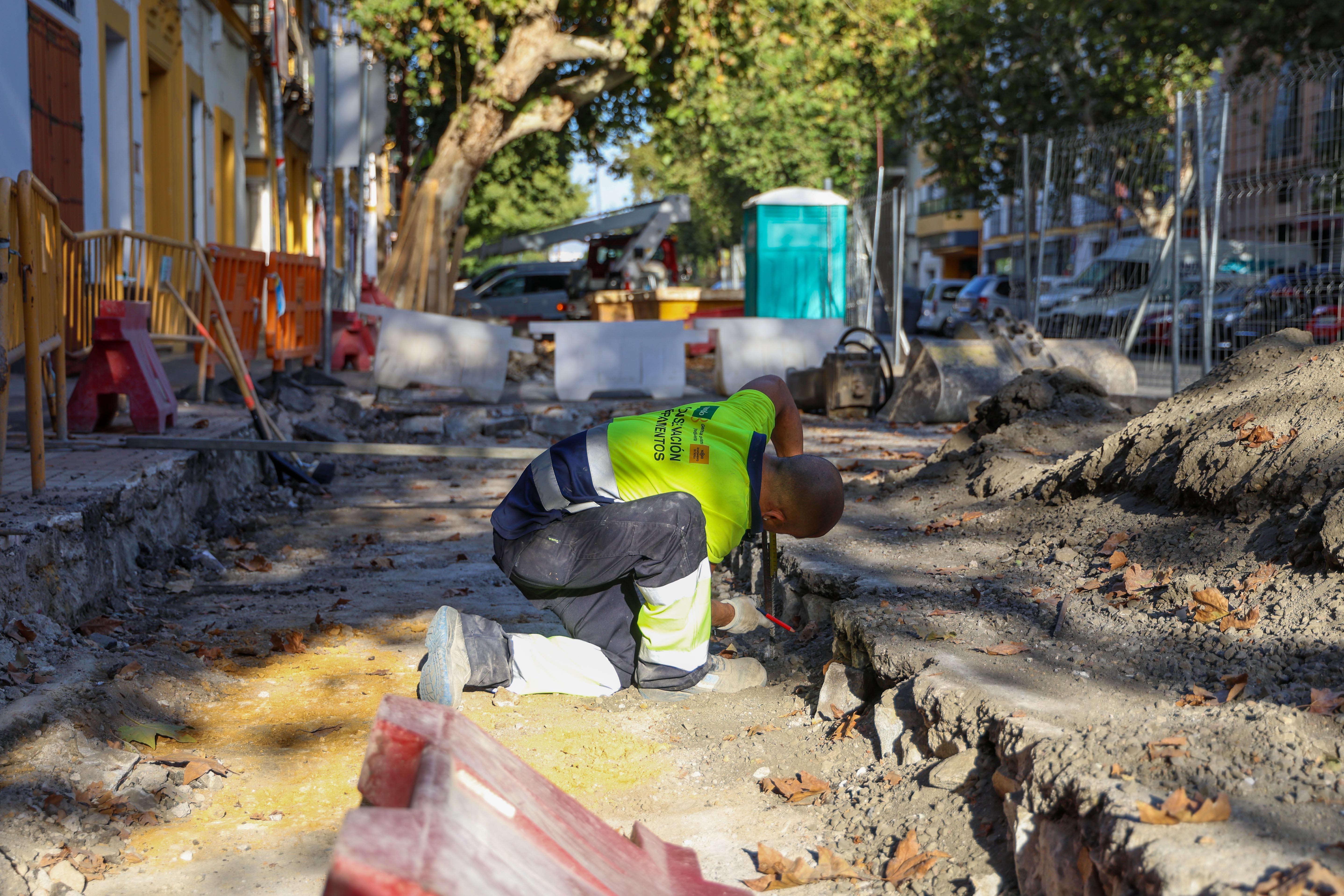 Un operario en las obras de la calle Adriano.