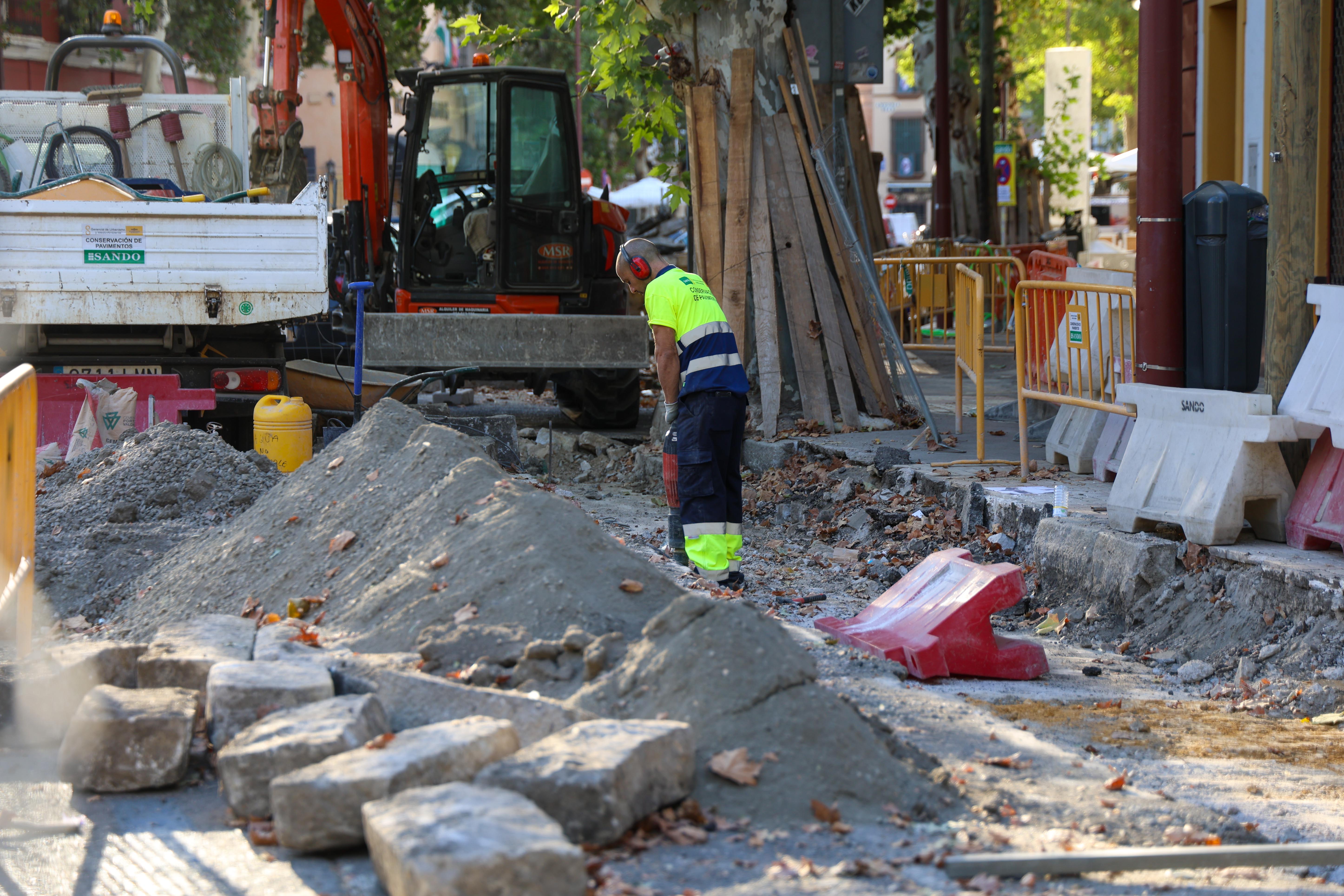 Trabajos en la calle Adriano de Sevilla.