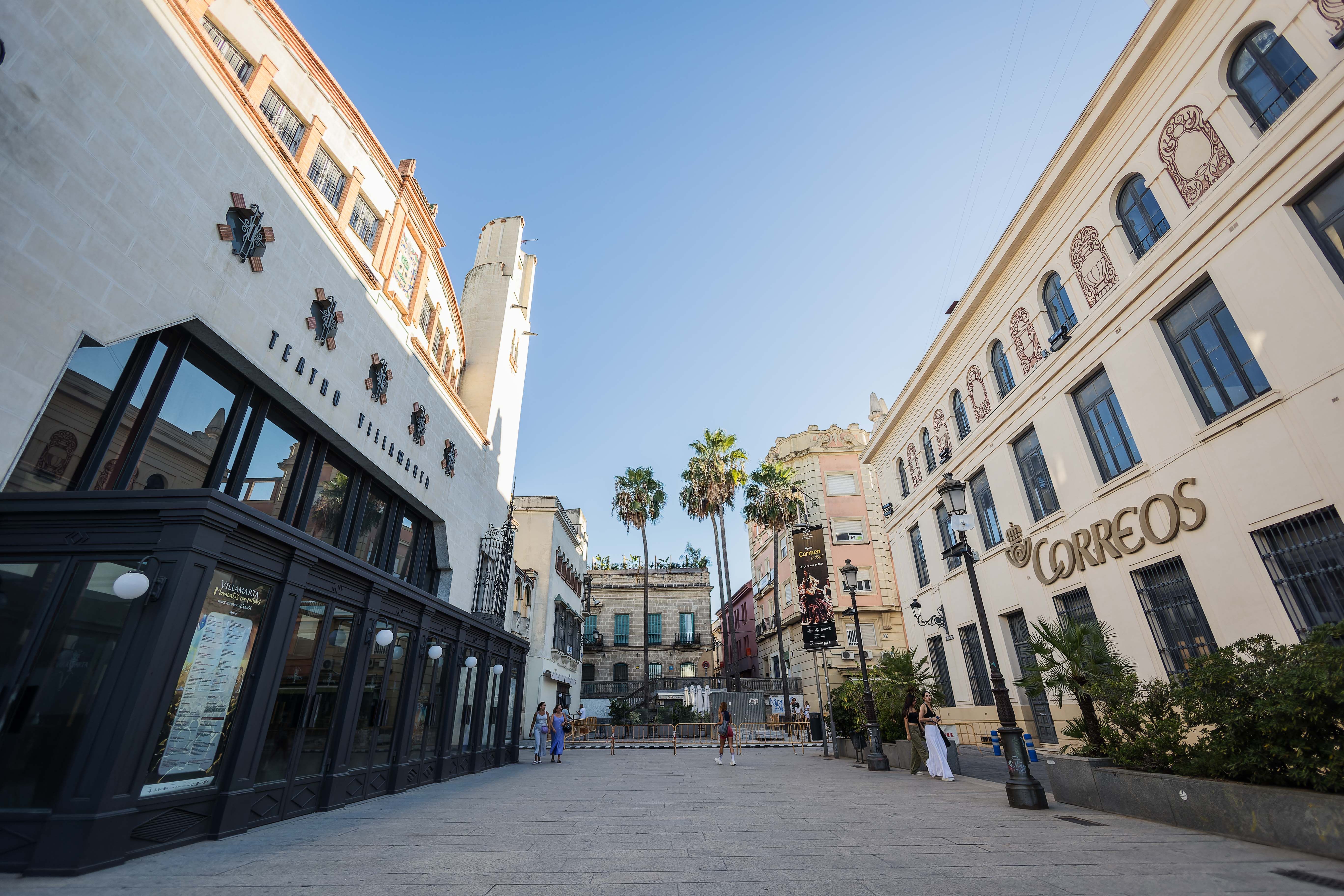El edificio de Correos y tras este, el Villamarta.