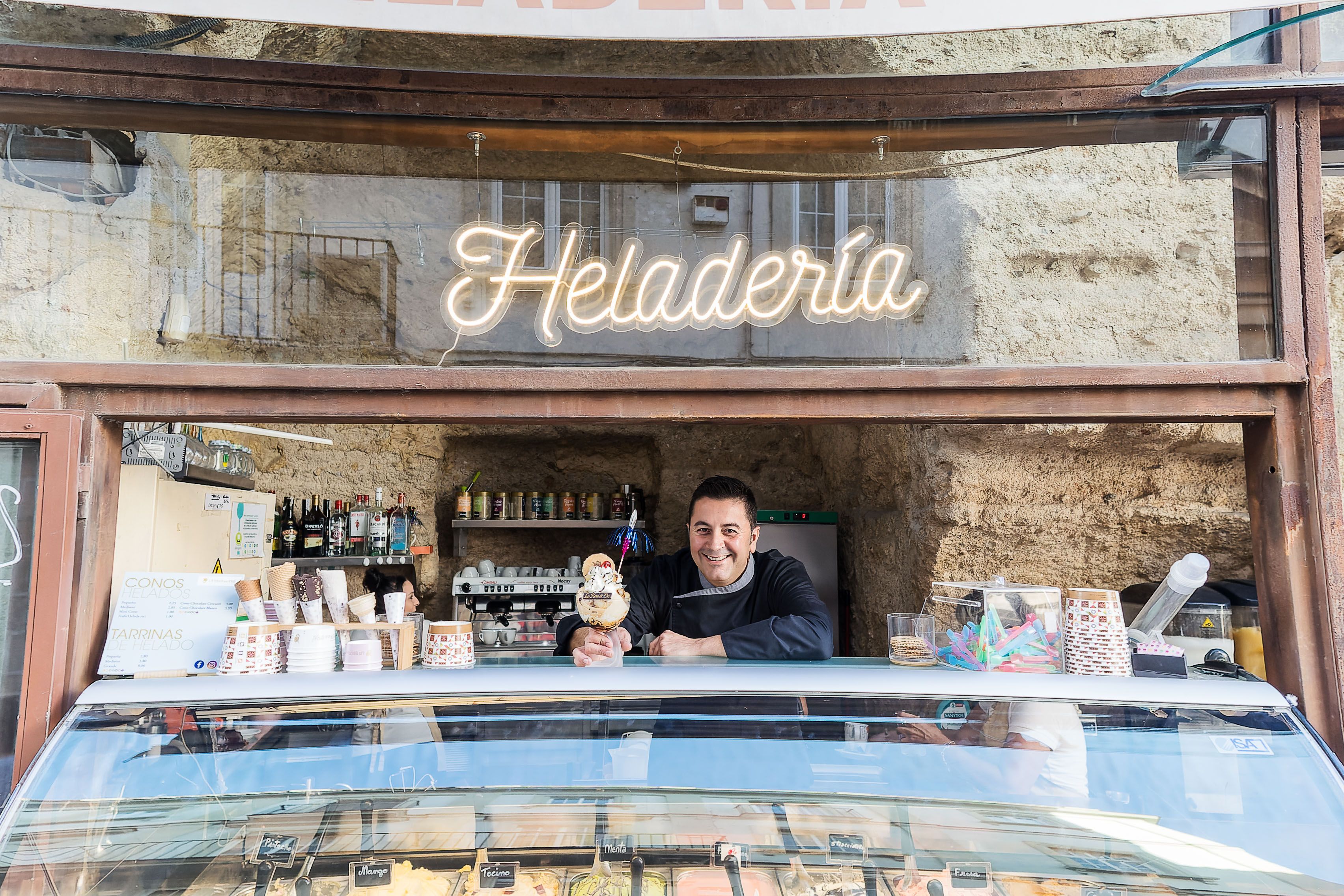 Daniel Jiménez posa para lavozdelsur.es en el trozo de la muralla andalusí de Jerez, donde abrió La Rosa de Oro su heladería hace ya quince años.