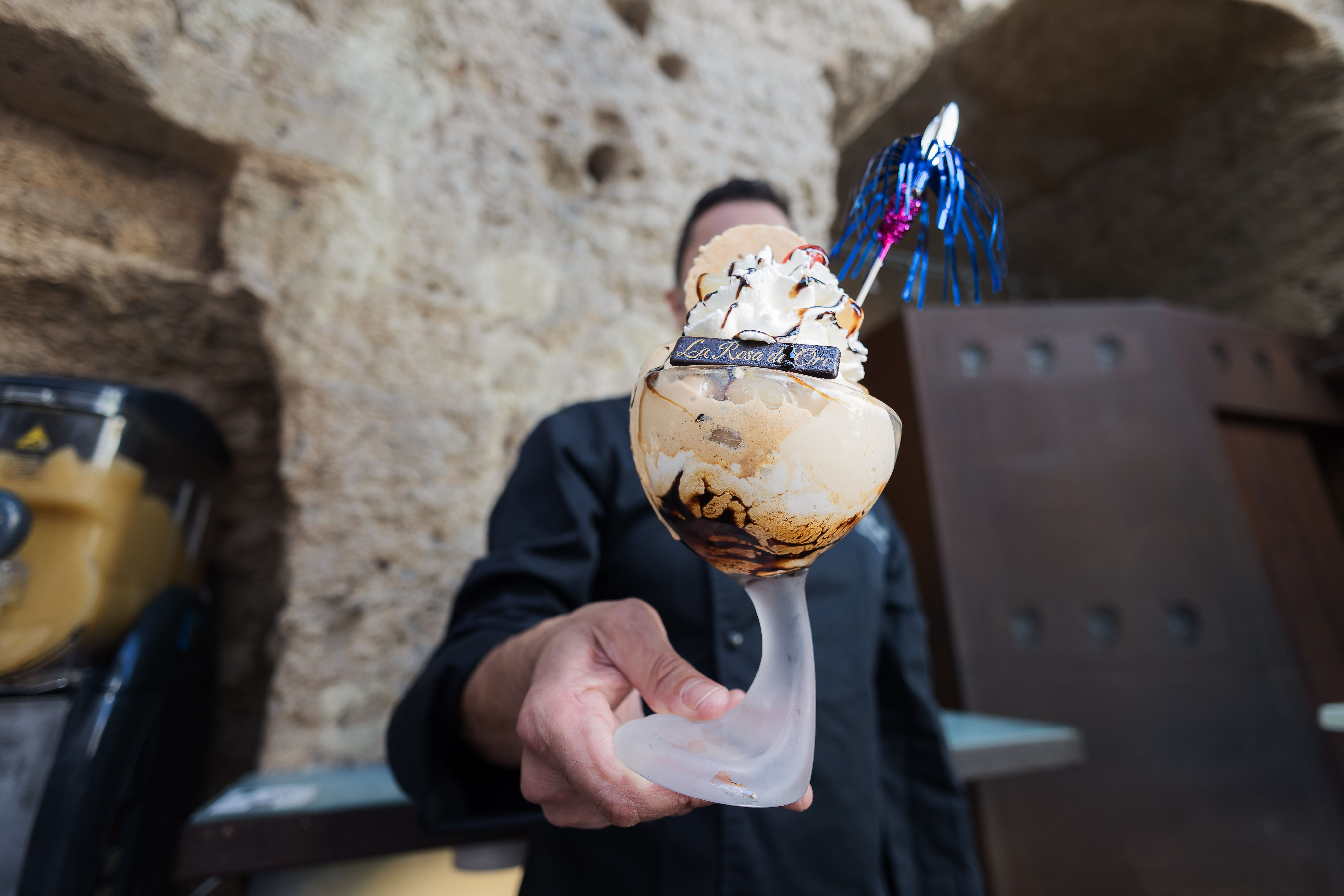 La 'Copa Jerez' combina los tres helados más clásicos de La Rosa de Oro: tocino de cielo, de la casa (tarta típica de Jerez) y pedro ximénez