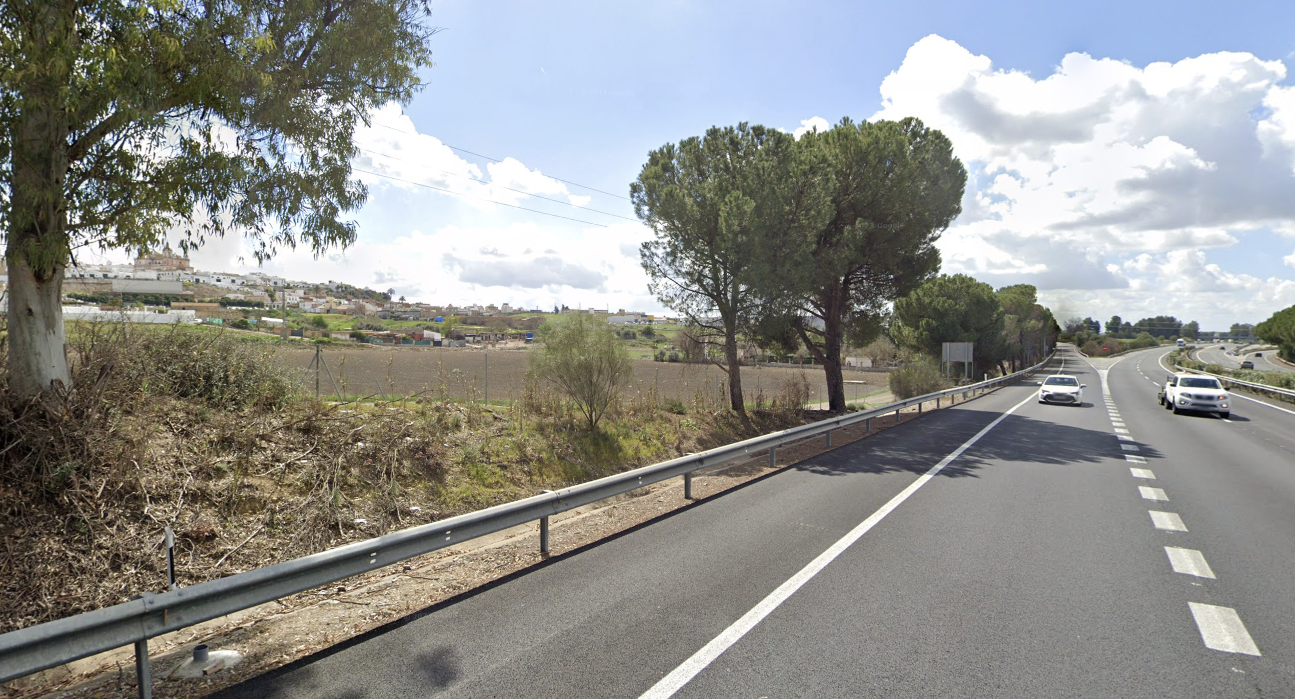 La localidad de Las Cabezas, vista desde la autopista entre Sevilla y Cádiz, en el tramo donde se ubicaba el antiguo peaje de la AP-4.