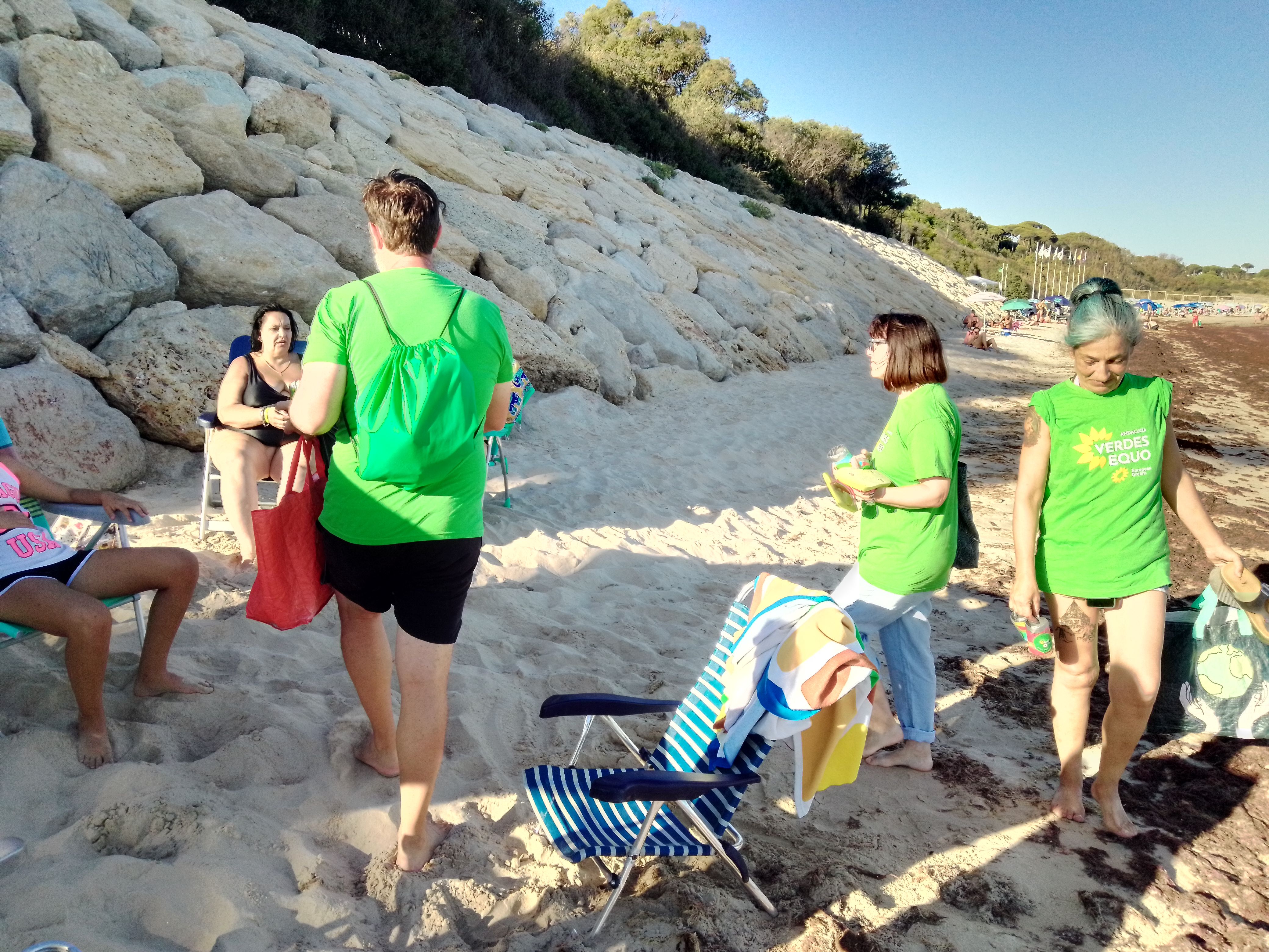 Miembros de Verdes Equo Rota repartiendo ceniceros.