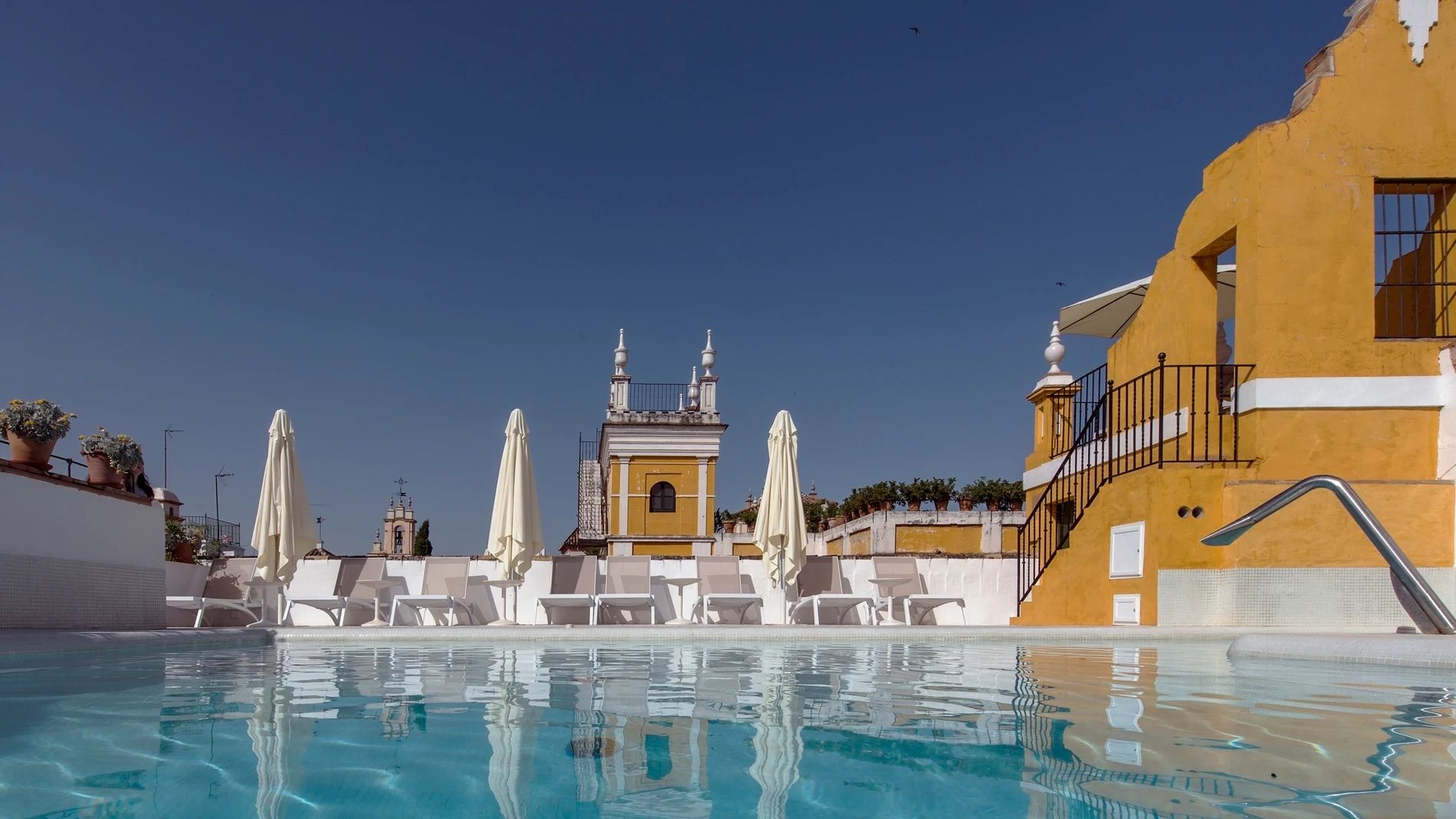 Una piscina con vistas a una de las ciudades más bonitas de España, Sevilla.