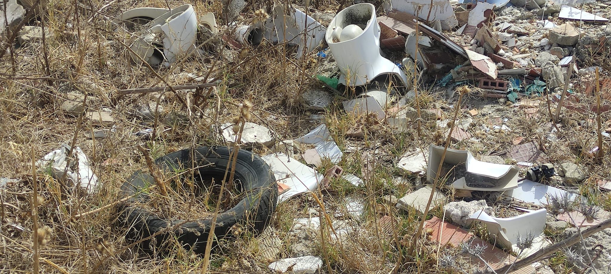 Imagen de residuos de todo tipo arrojados en la Cañada Real. 