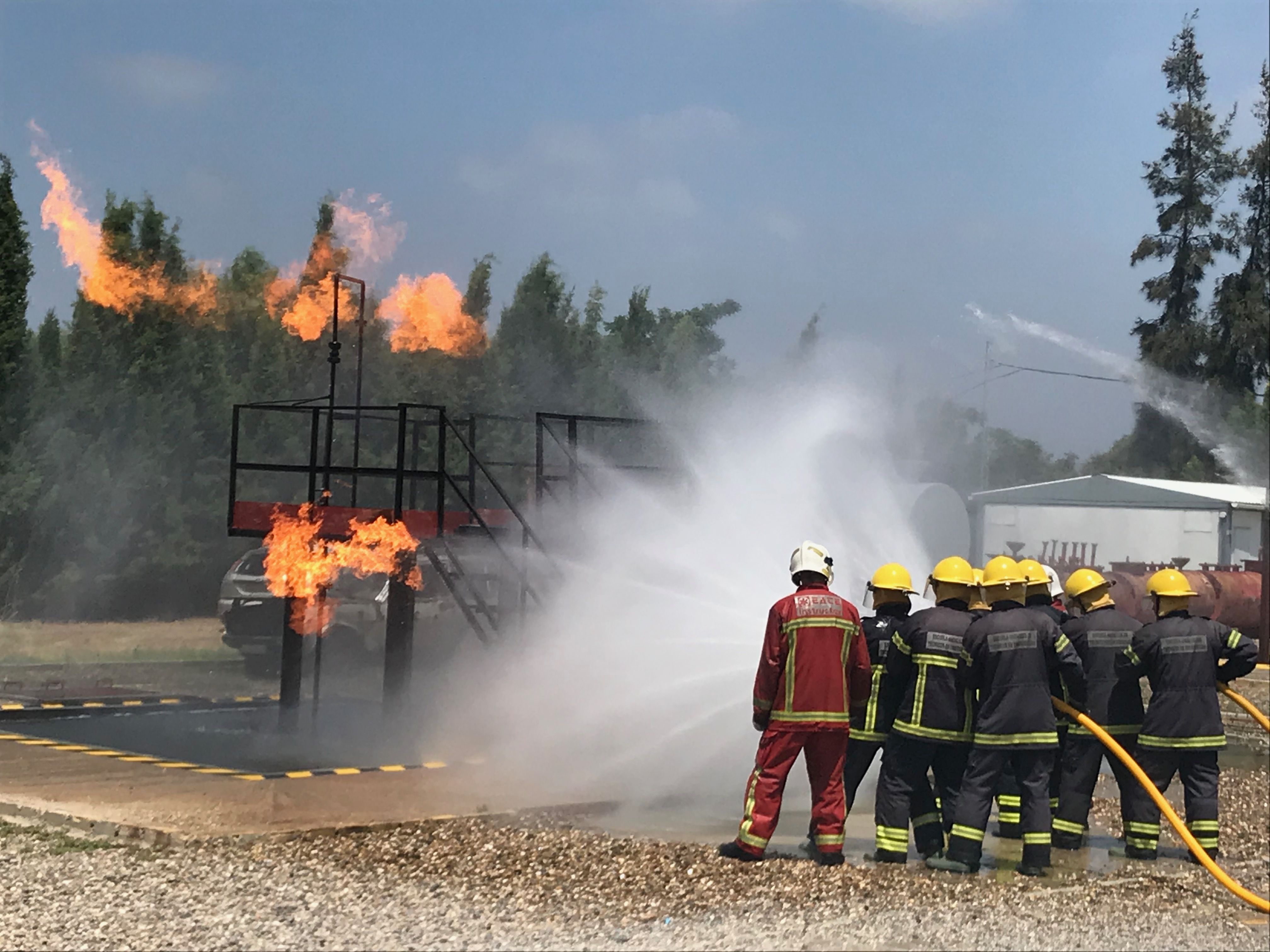 Bomberos de Sevilla actúan en un incendio, en una imagen de Diputación.