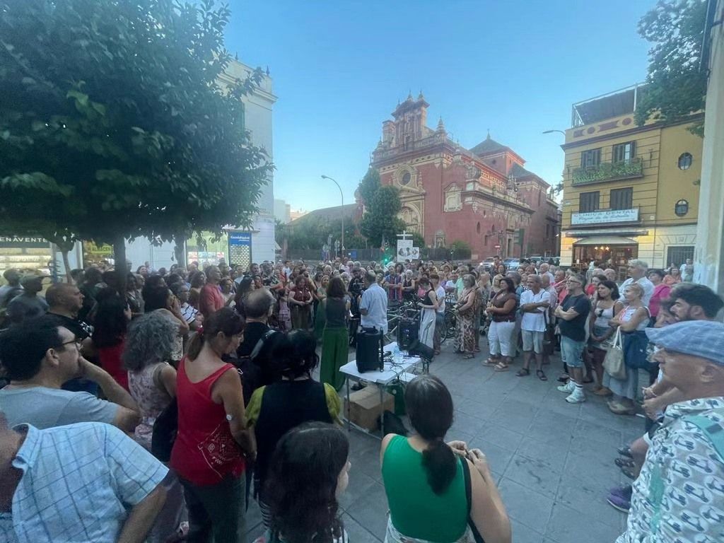Celebración del "renacimiento" del ficus de la parroquia de San Jacinto, en Sevilla. 