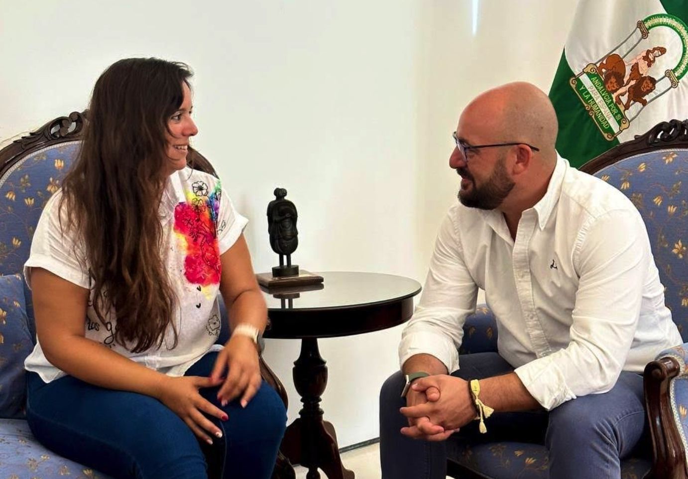 Azahara Zayn, nominada a Mejor Docente de España, con el alcalde de El Puerto, Germán Beardo